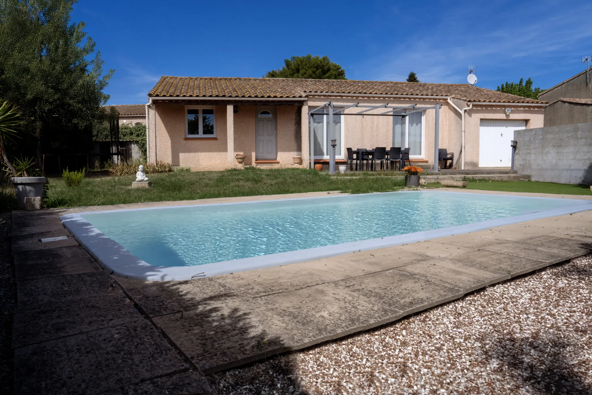 Maison de plain-pied avec piscine, garage et jardin à Trèbes – secteur calme
