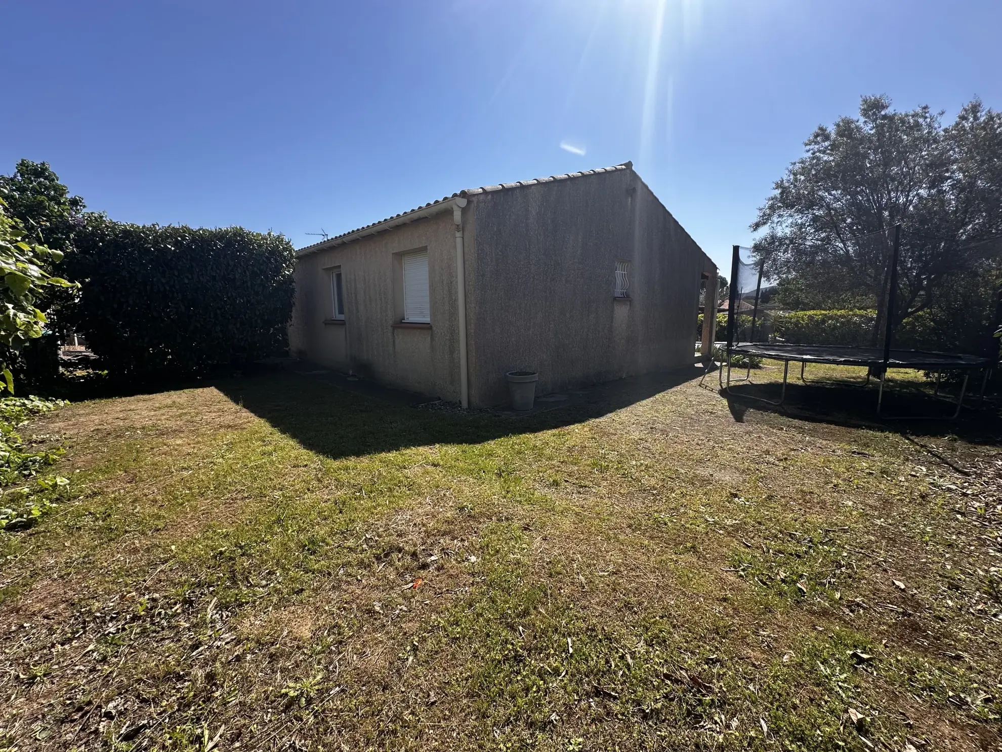Maison de plain-pied avec piscine, garage et jardin à Trèbes – secteur calme 