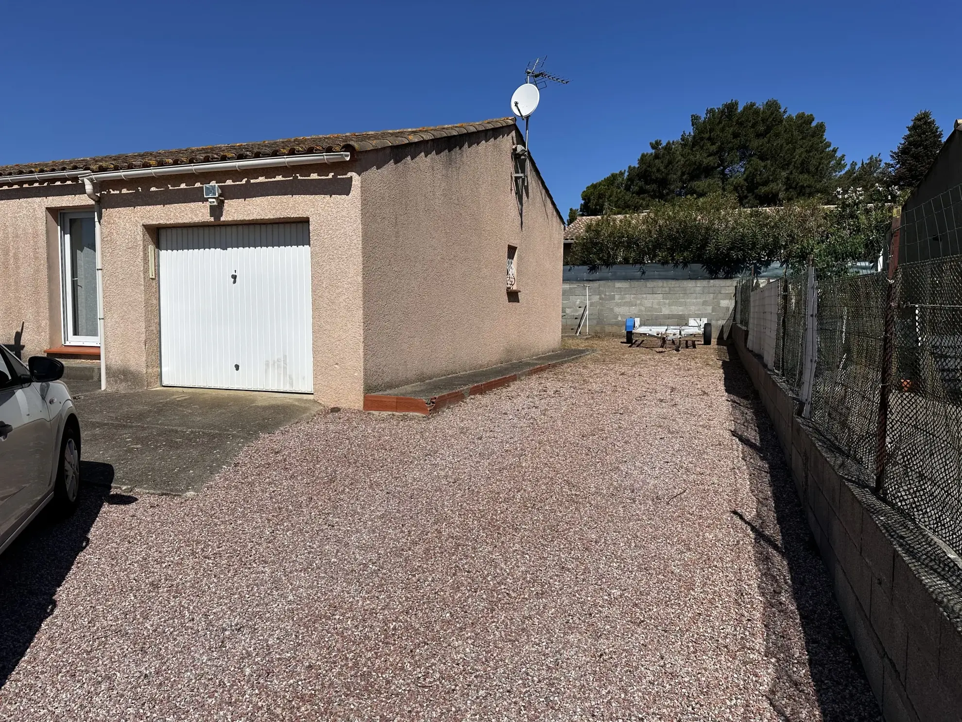 Maison de plain-pied avec piscine, garage et jardin à Trèbes – secteur calme 