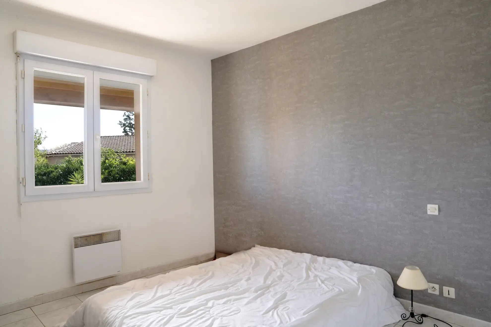 Maison de plain-pied avec piscine, garage et jardin à Trèbes – secteur calme 