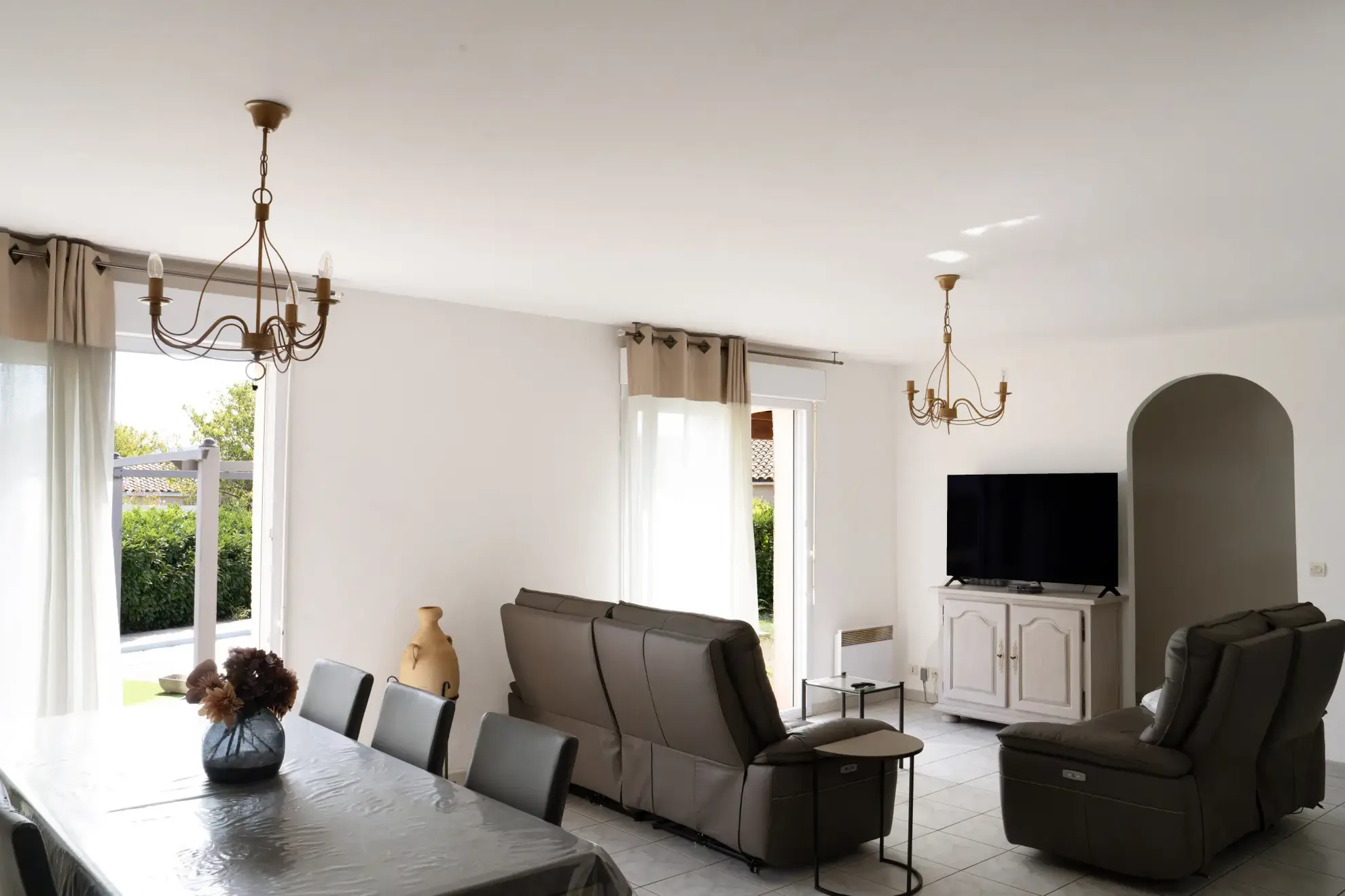 Maison de plain-pied avec piscine, garage et jardin à Trèbes – secteur calme 