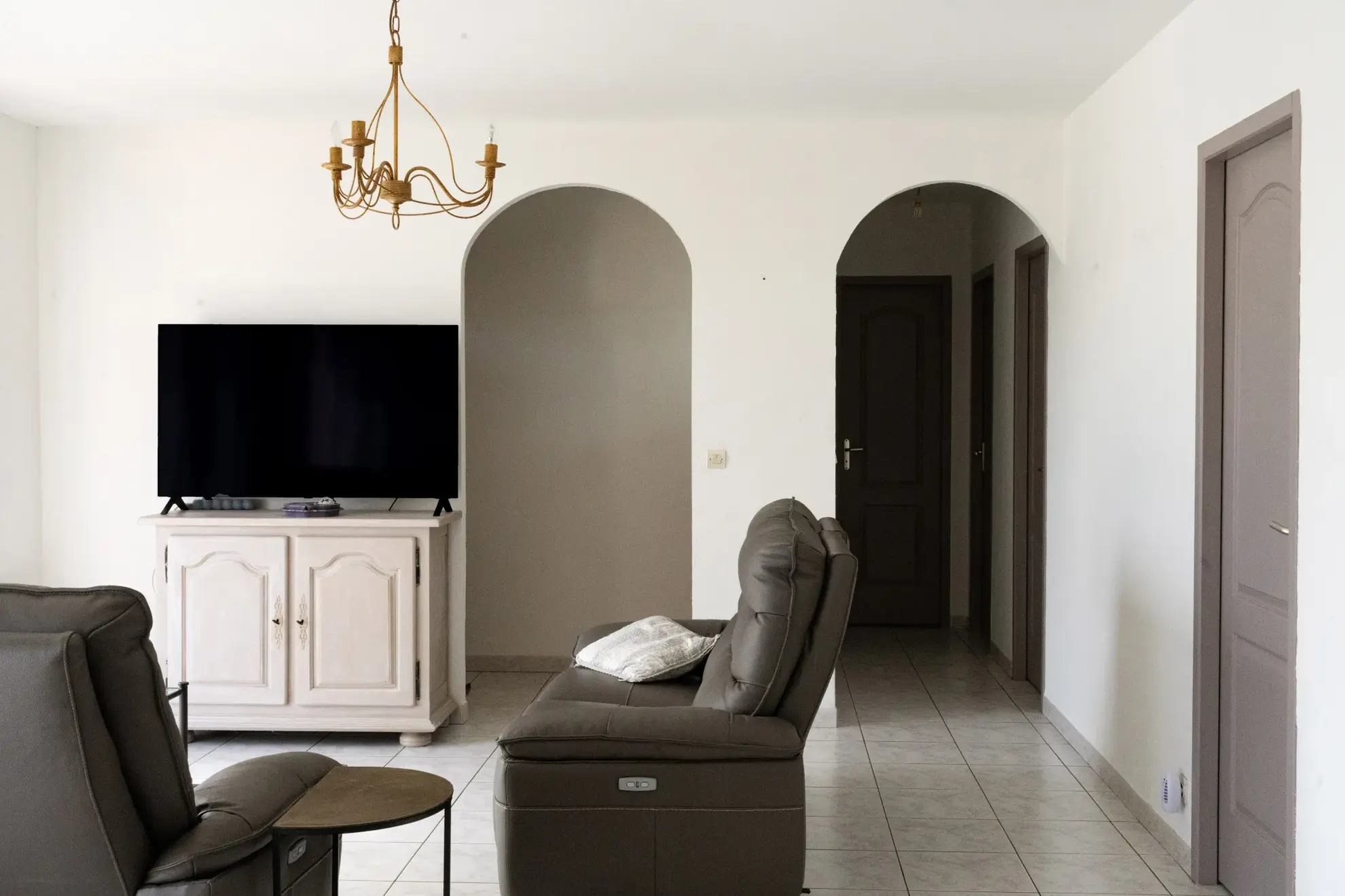 Maison de plain-pied avec piscine, garage et jardin à Trèbes – secteur calme 