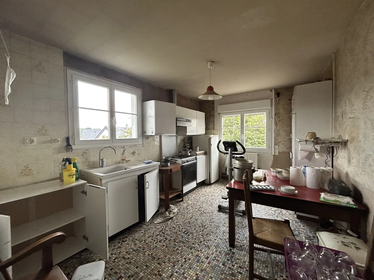 Maison à Naves en Corrèze avec granges et jardin arboré 