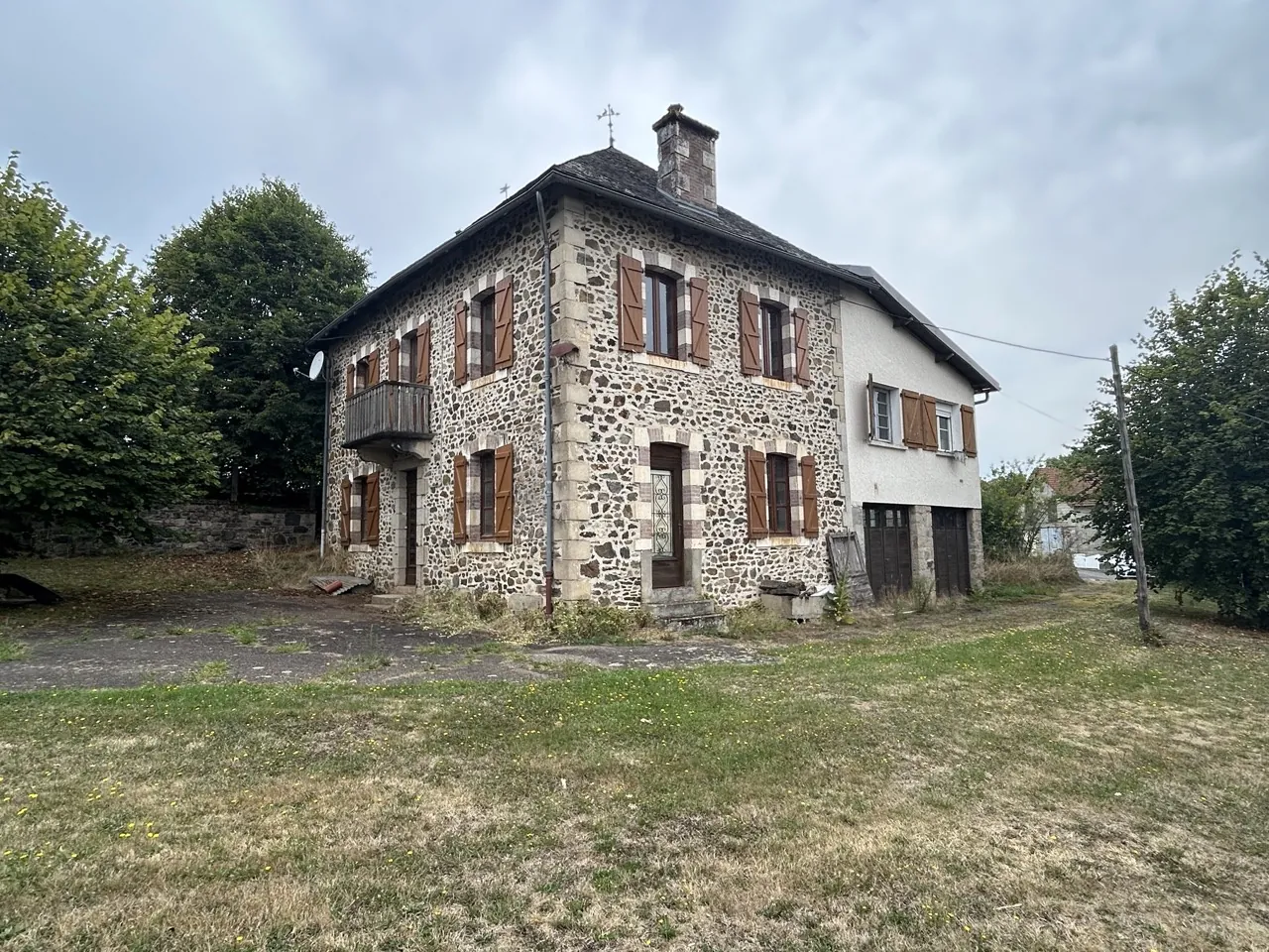 Maison à Naves en Corrèze avec granges et jardin arboré