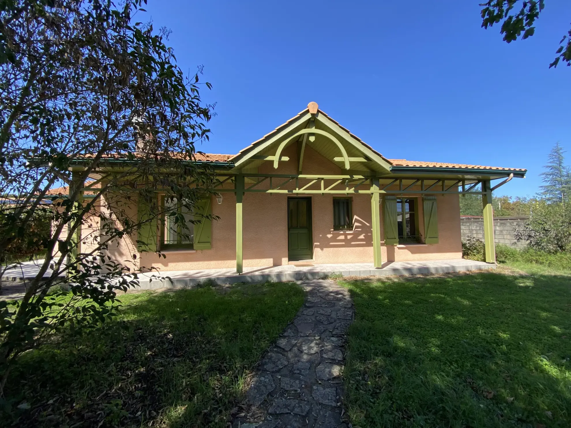 Maison de plain-pied avec jardin et garage à Galgon (33133) – Vente immobilière