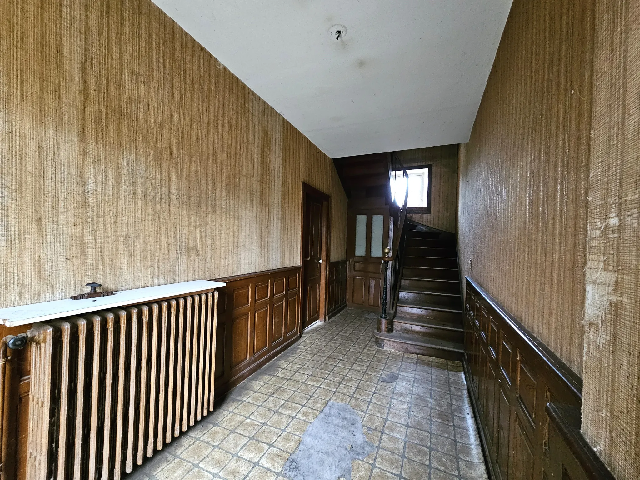 Maison de maître à rénover avec dépendance à Jussac, 3352 m² de terrain 