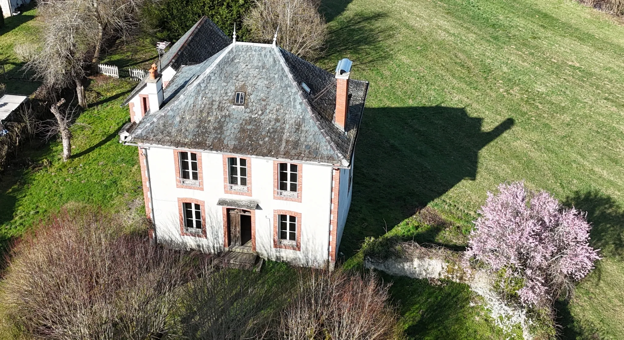 Maison de maître à rénover avec dépendance à Jussac, 3352 m² de terrain 