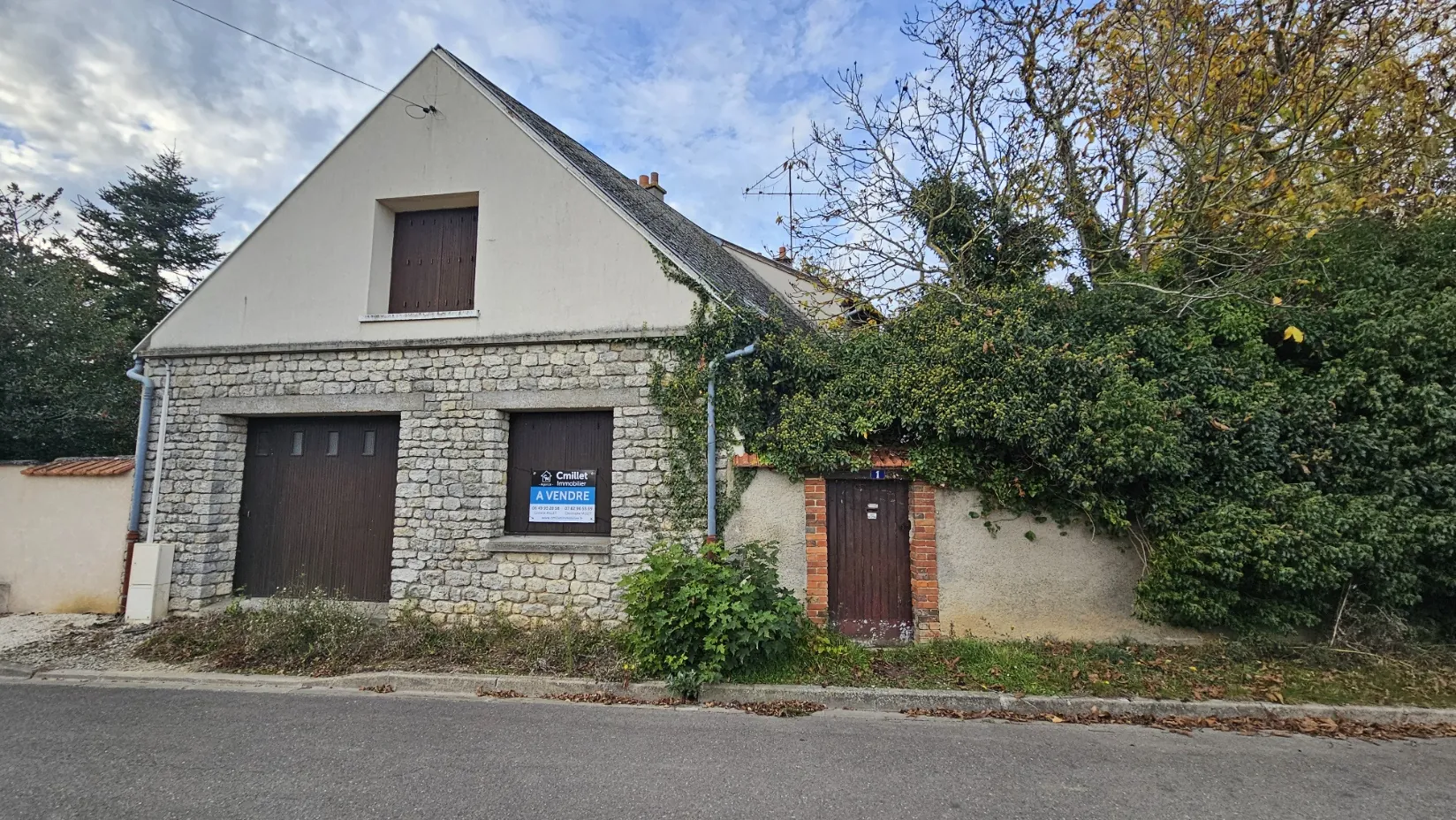 Maison à rénover avec dépendance sur 1190 m² à Prunay le Gillon