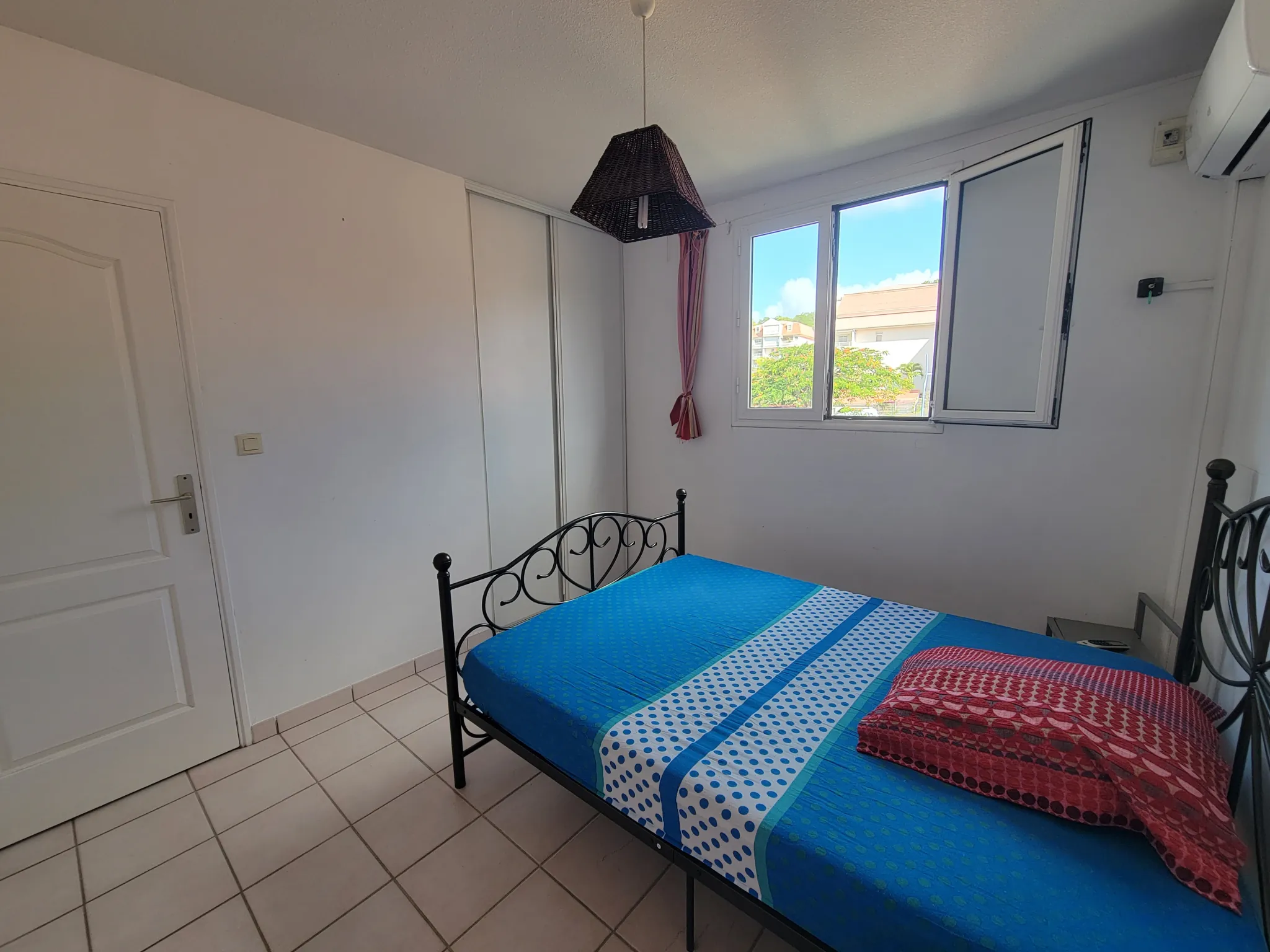 Superbe T2 meublé à Anse Mitan, proche plage et commodités, avec parking 