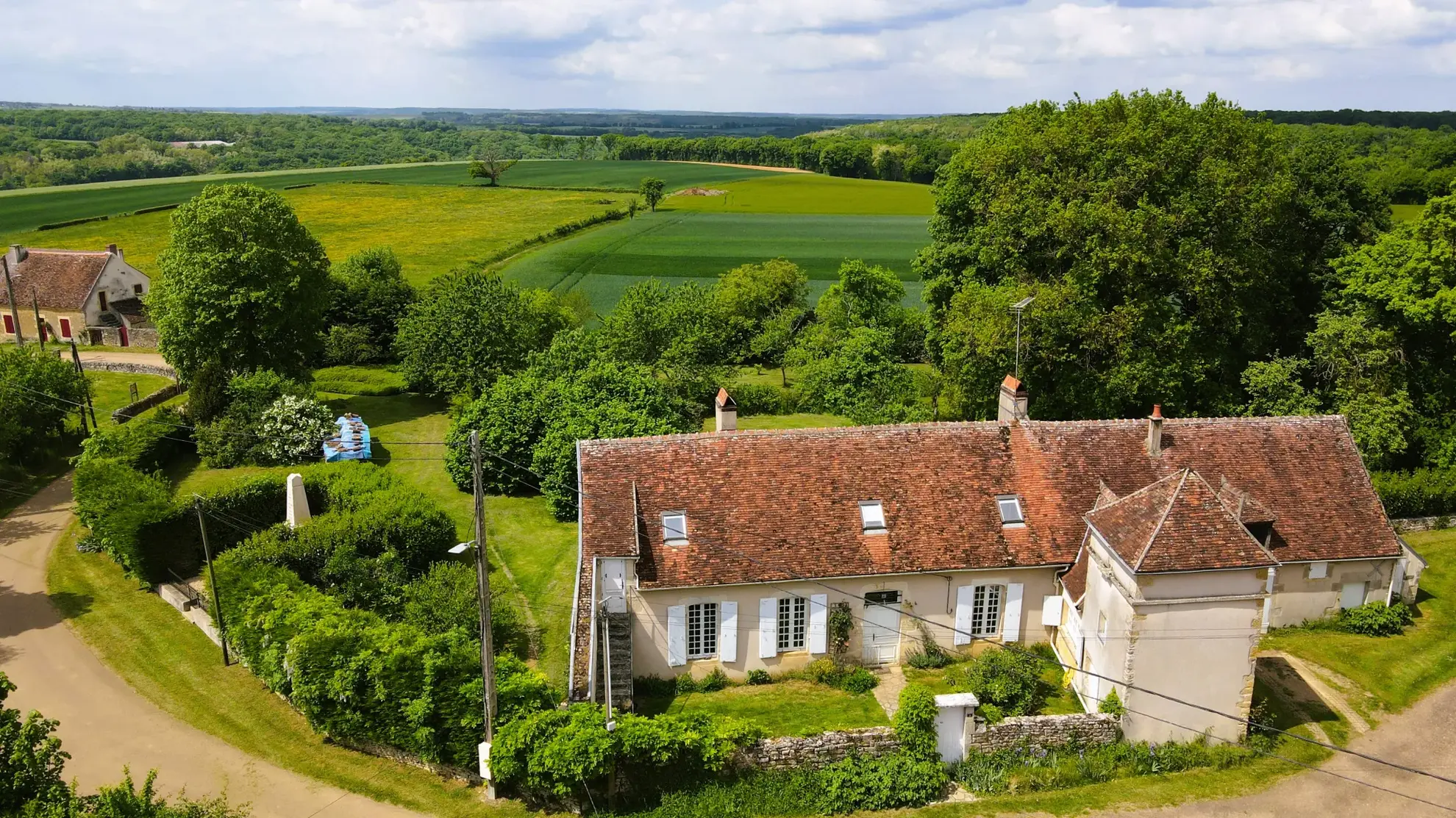 Ancien presbytère de 170 m2 avec dépendances en Bourgogne, calme et authenticité