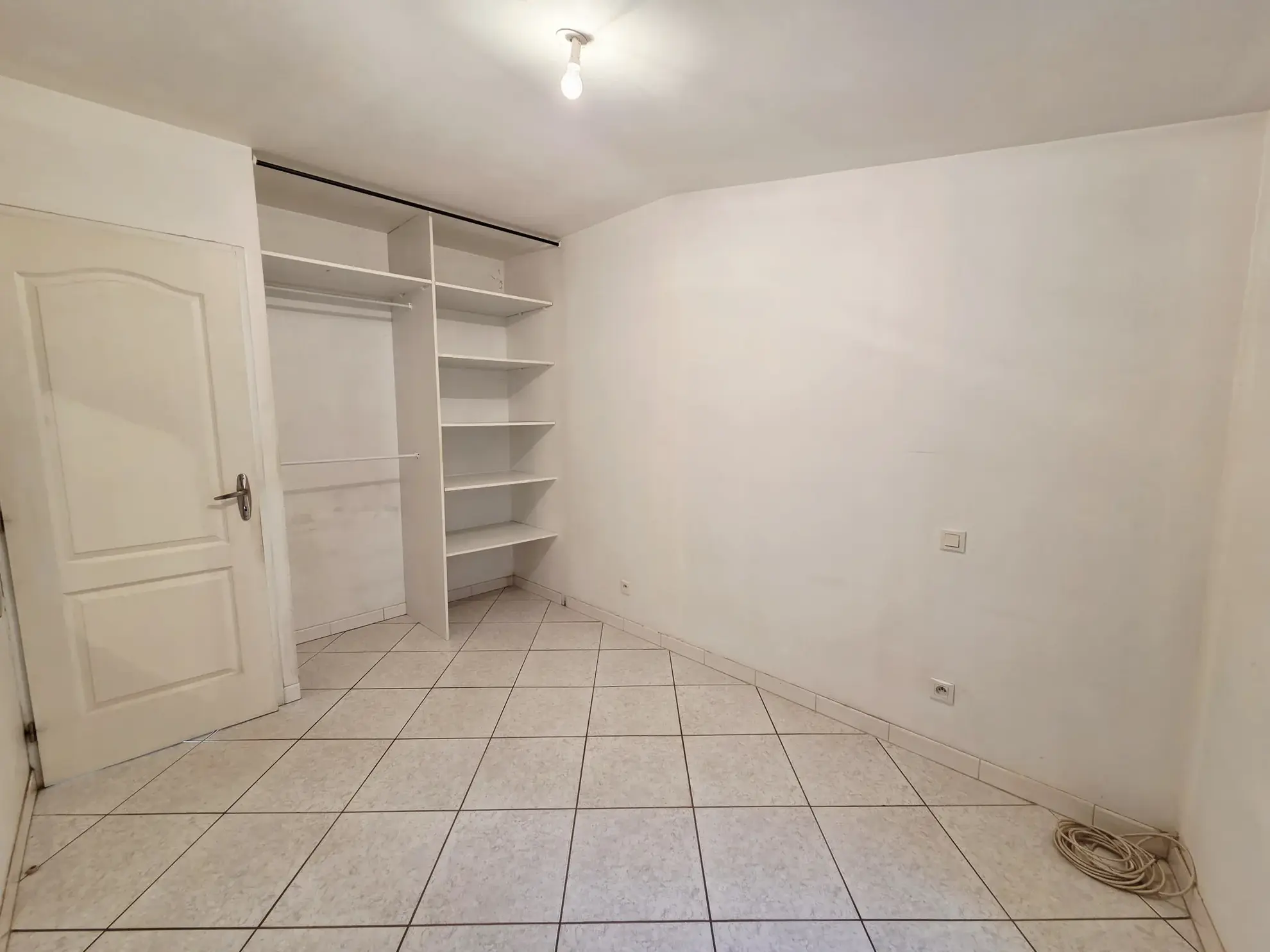 Maison de ville à Bassan avec garage, cour et deux chambres 