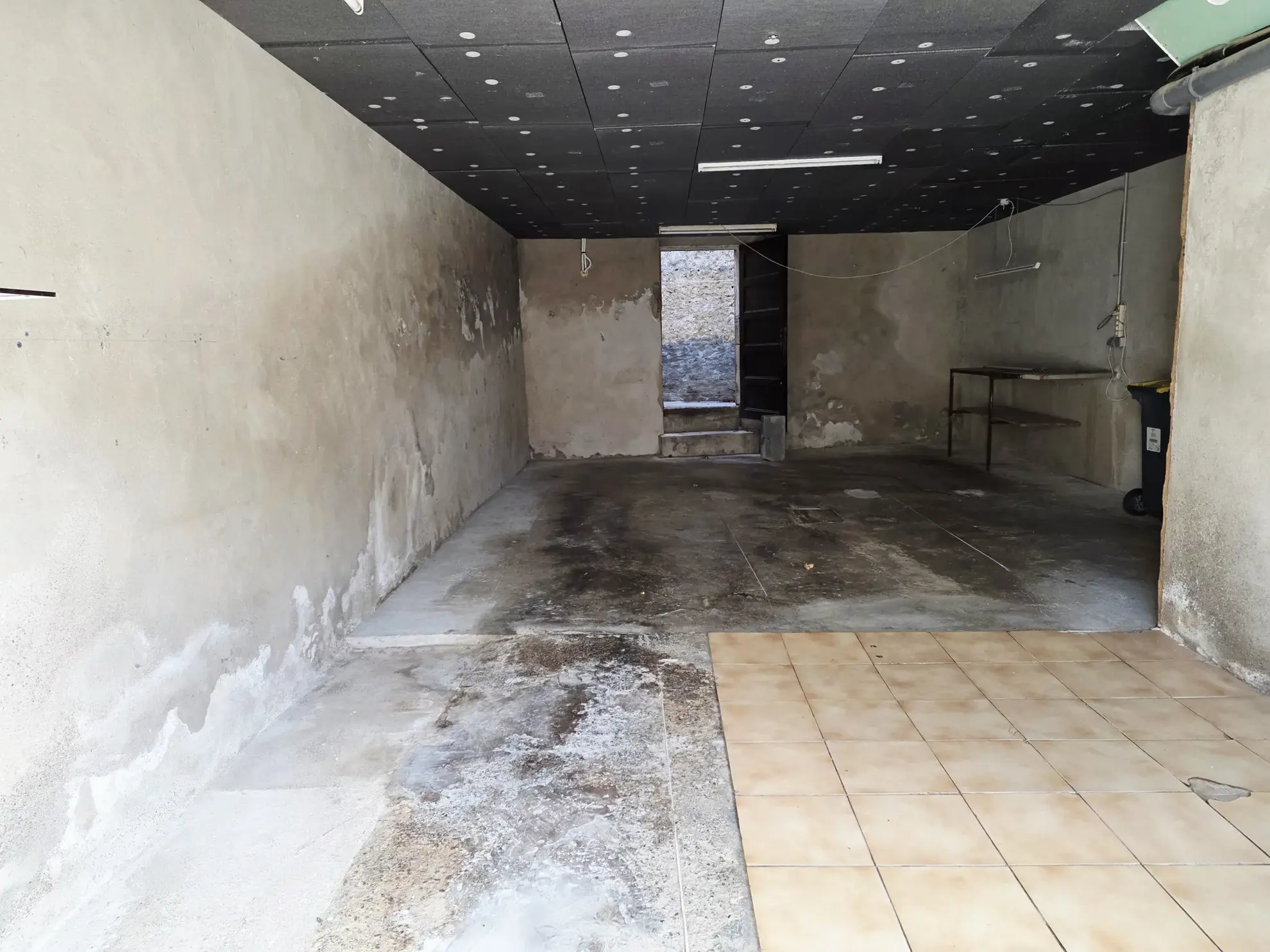 Maison de ville à Bassan avec garage, cour et deux chambres 