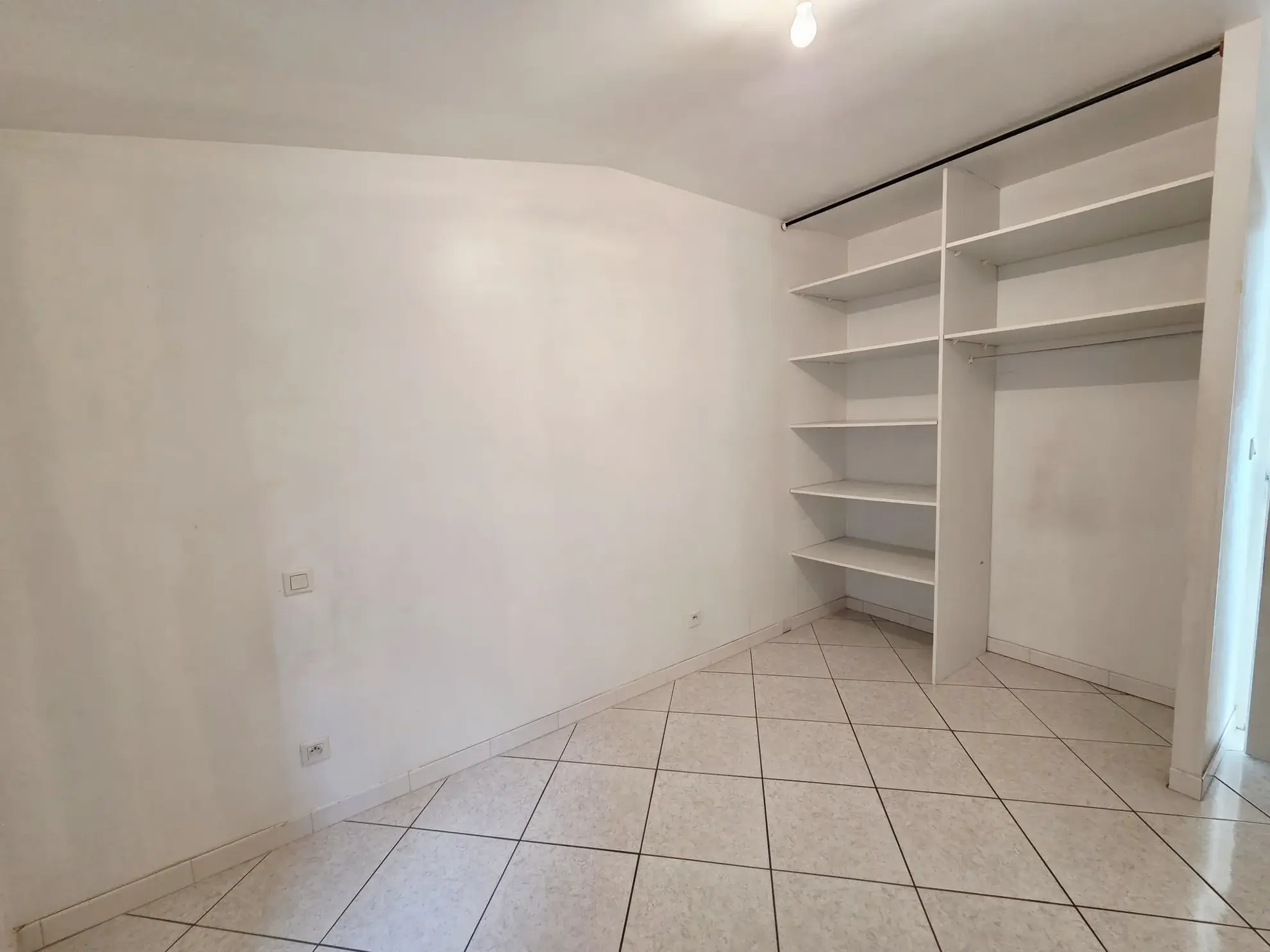 Maison de ville à Bassan avec garage, cour et deux chambres 