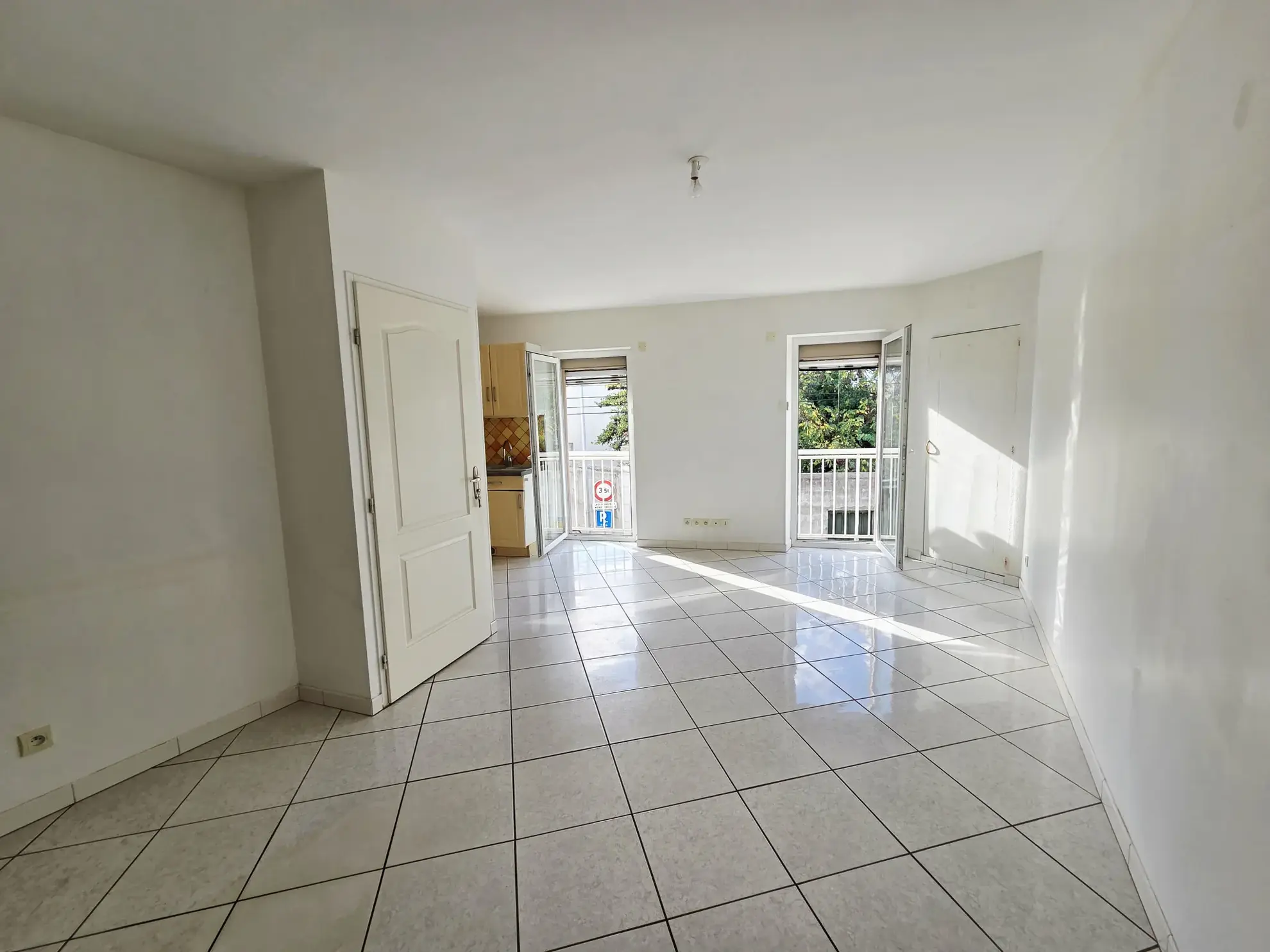 Maison de ville à Bassan avec garage, cour et deux chambres