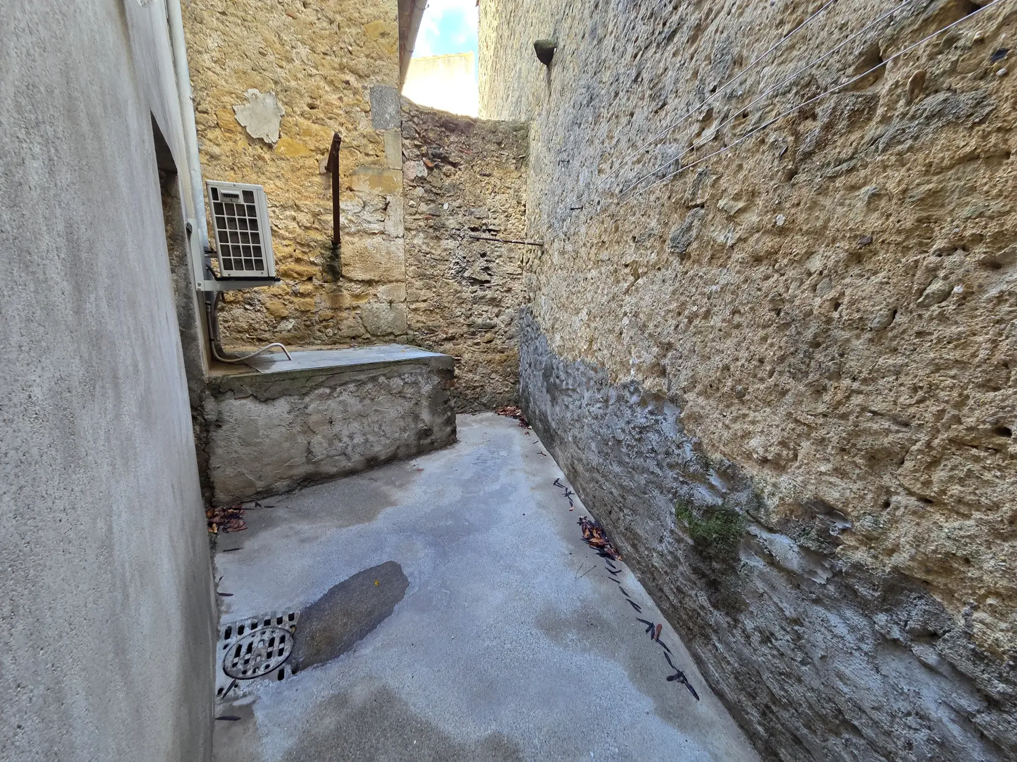 Maison de ville à Bassan avec garage, cour et deux chambres 