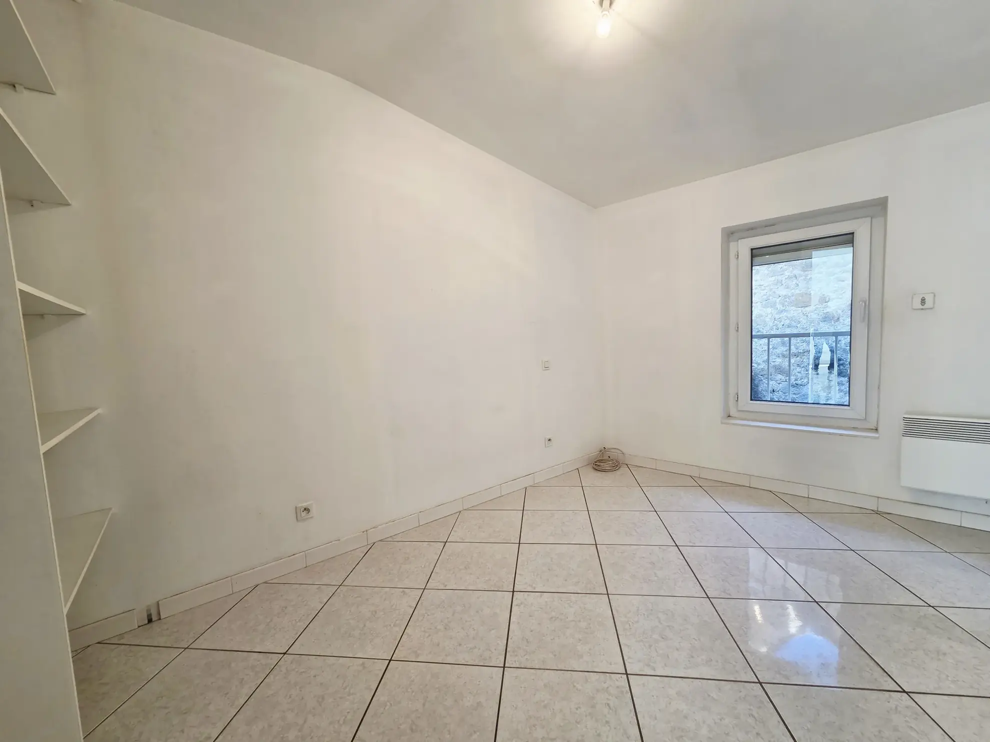 Maison de ville à Bassan avec garage, cour et deux chambres 