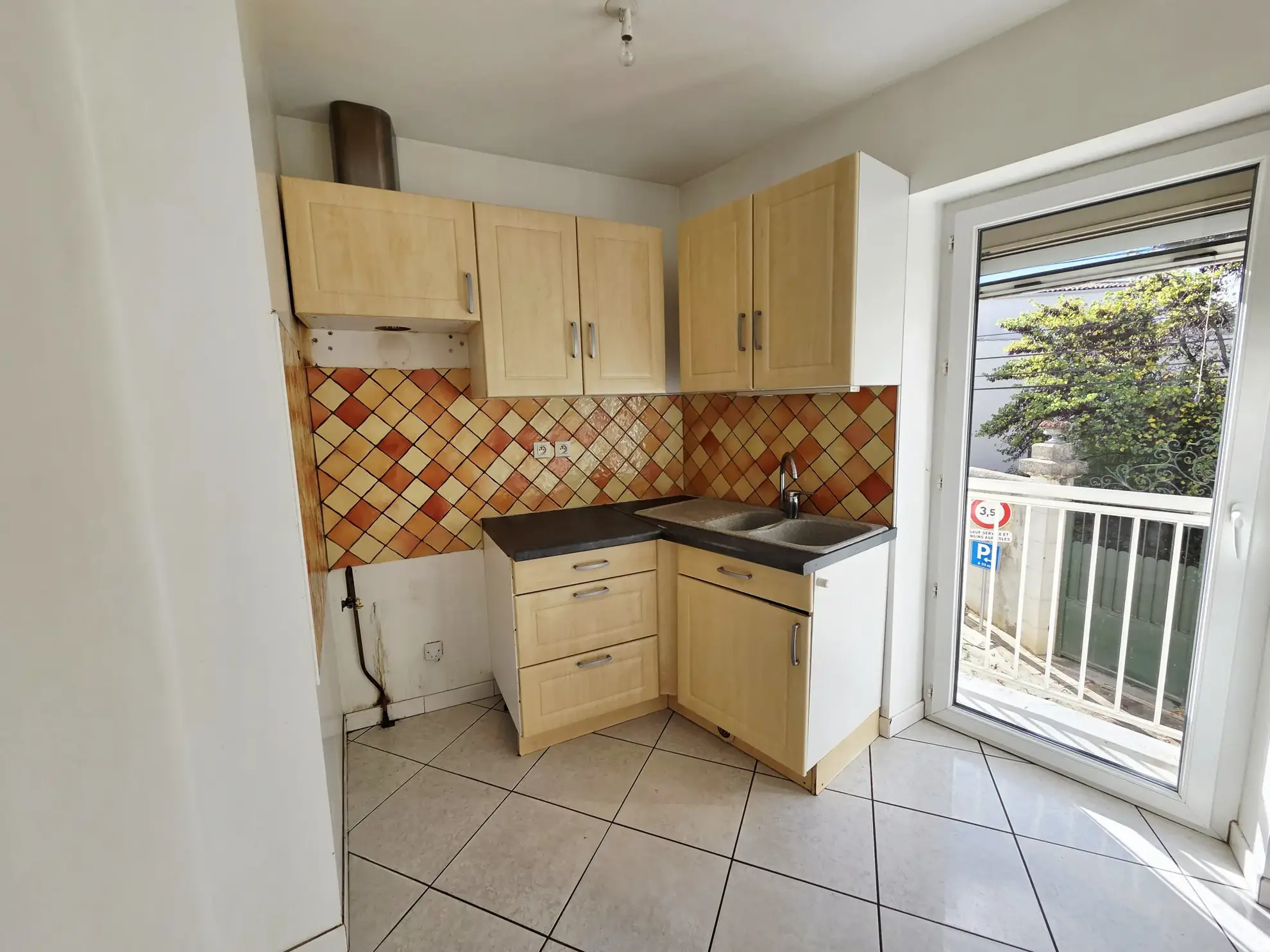 Maison de ville à Bassan avec garage, cour et deux chambres 