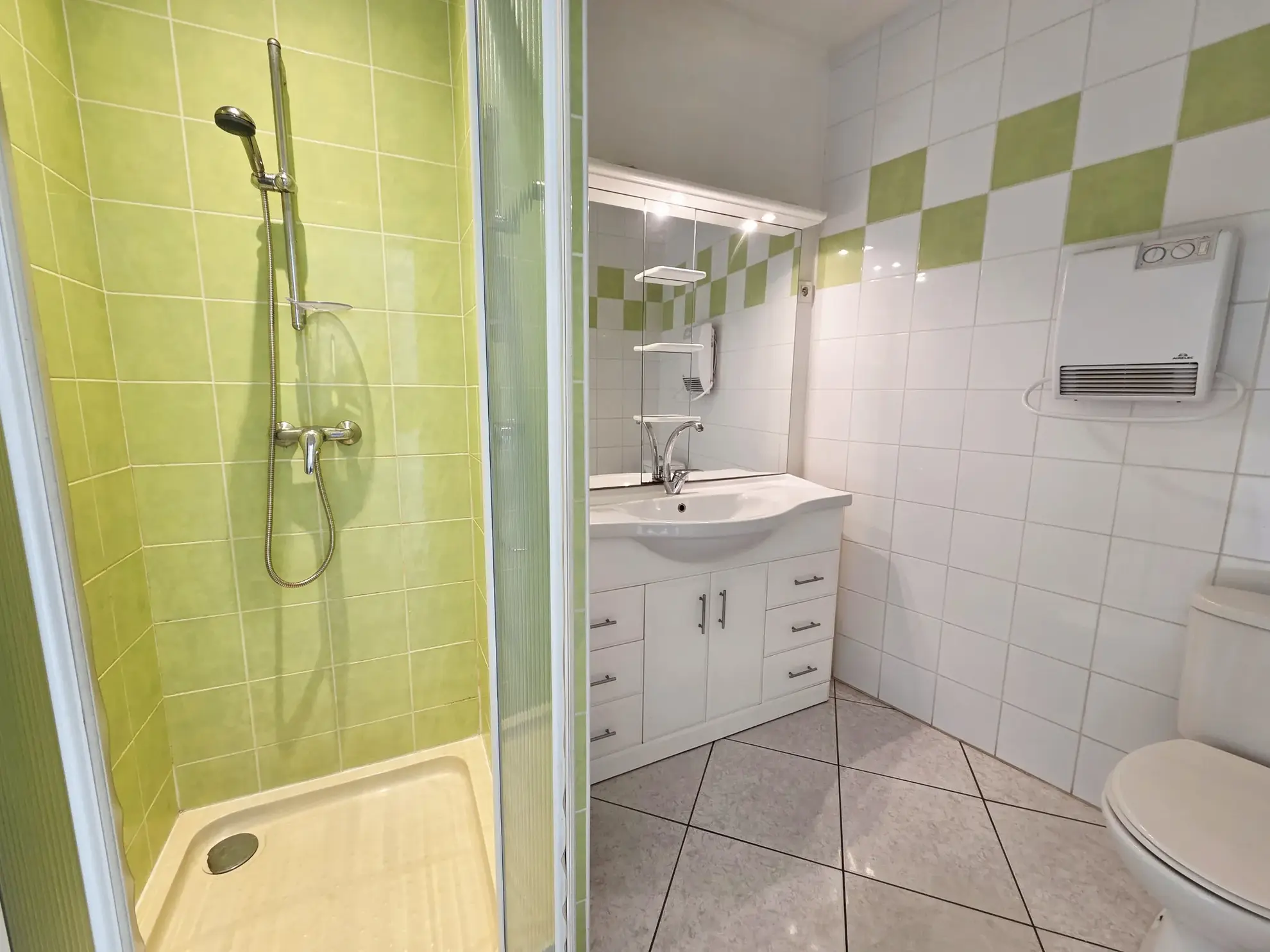 Maison de ville à Bassan avec garage, cour et deux chambres 