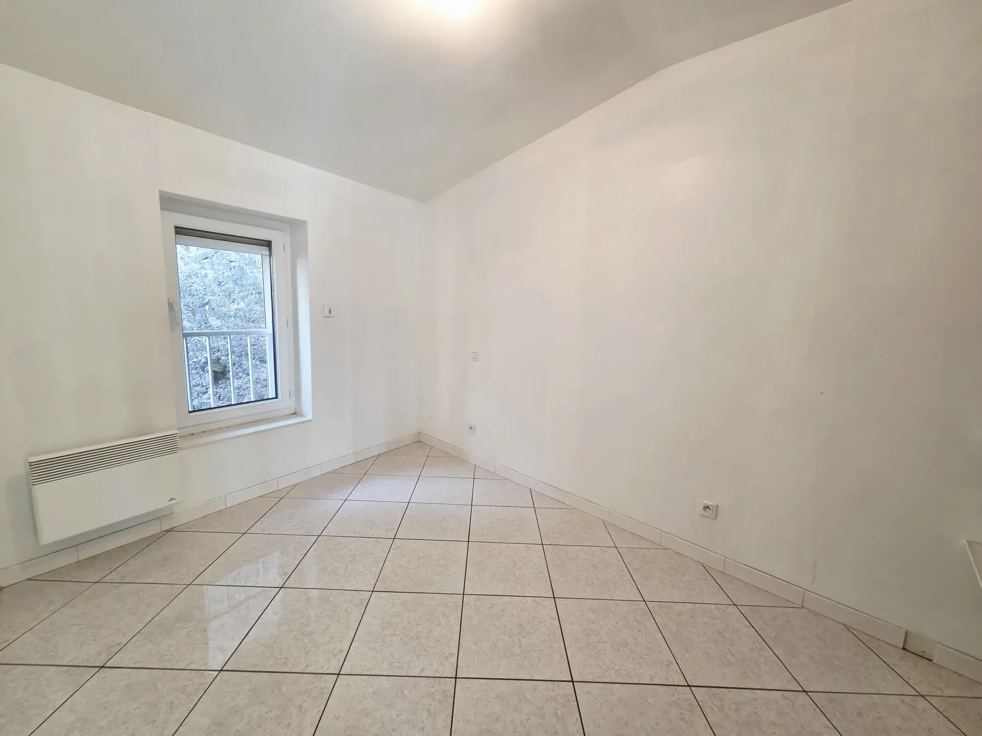 Maison de ville à Bassan avec garage, cour et deux chambres 