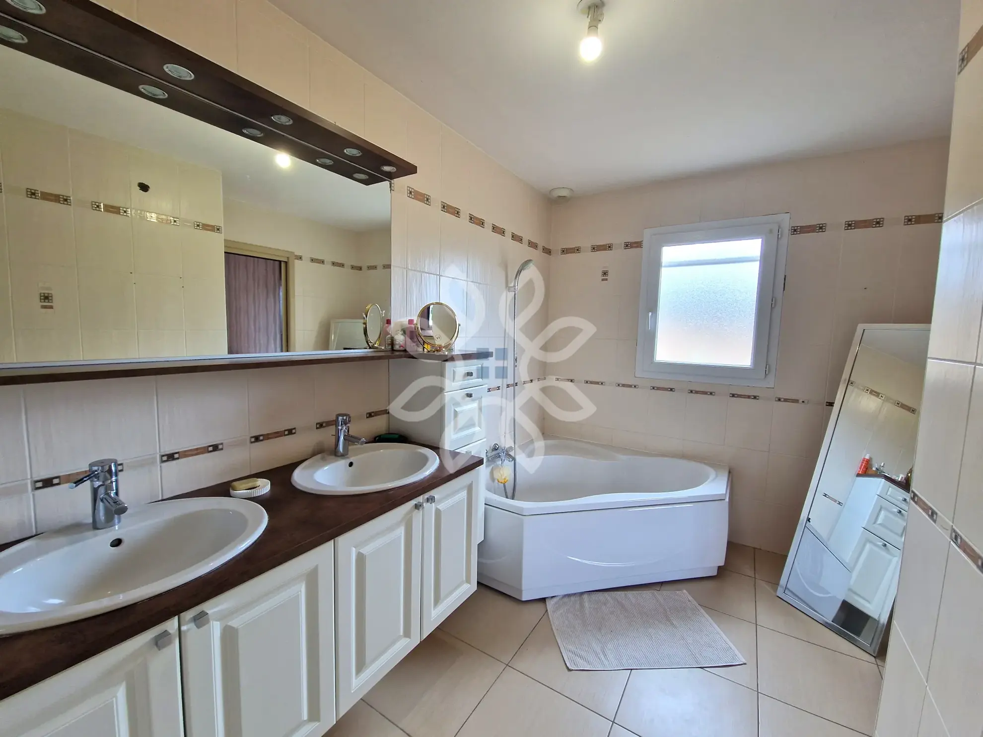 Maison de plain-pied avec vue dégagée à Vieille-Brioude, terrain arboré 