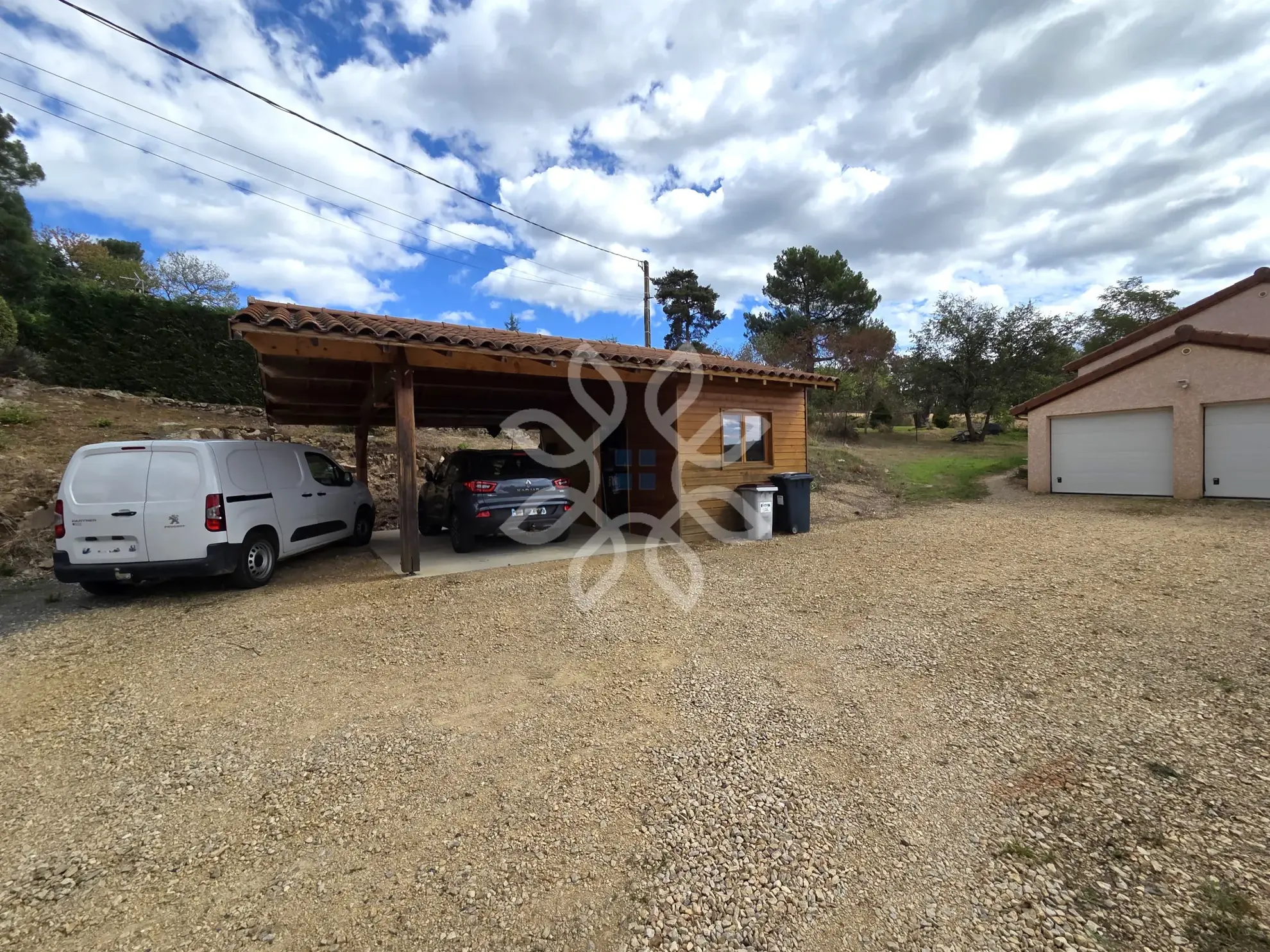 Maison de plain-pied avec vue dégagée à Vieille-Brioude, terrain arboré 