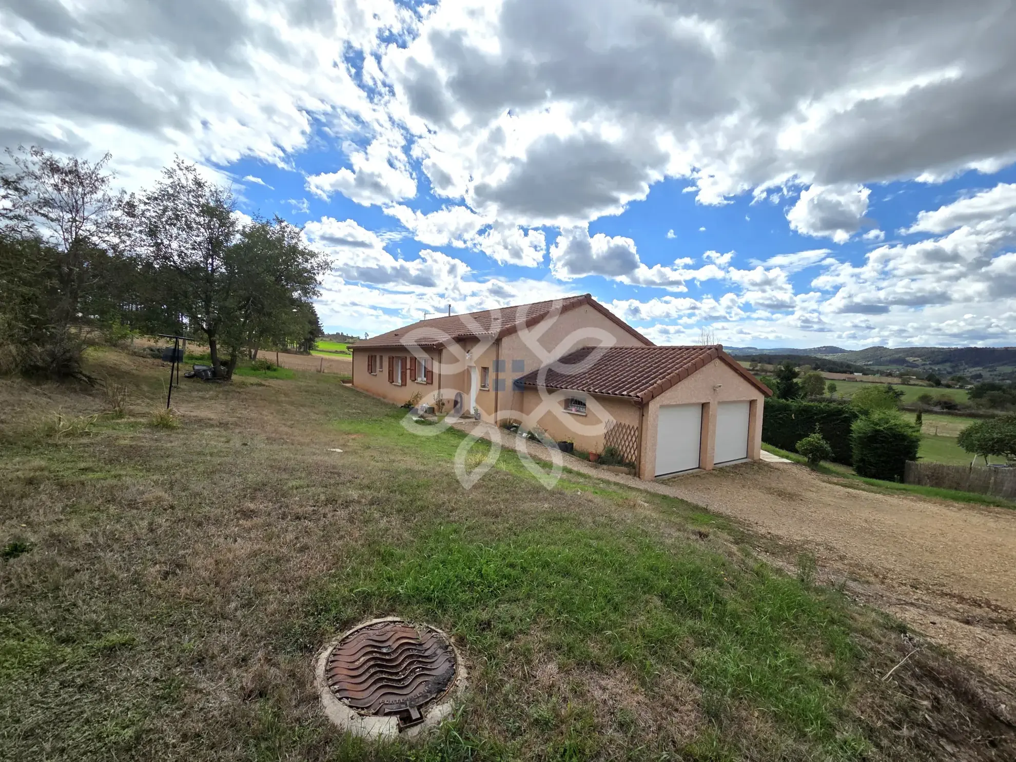 Maison de plain-pied avec vue dégagée à Vieille-Brioude, terrain arboré 