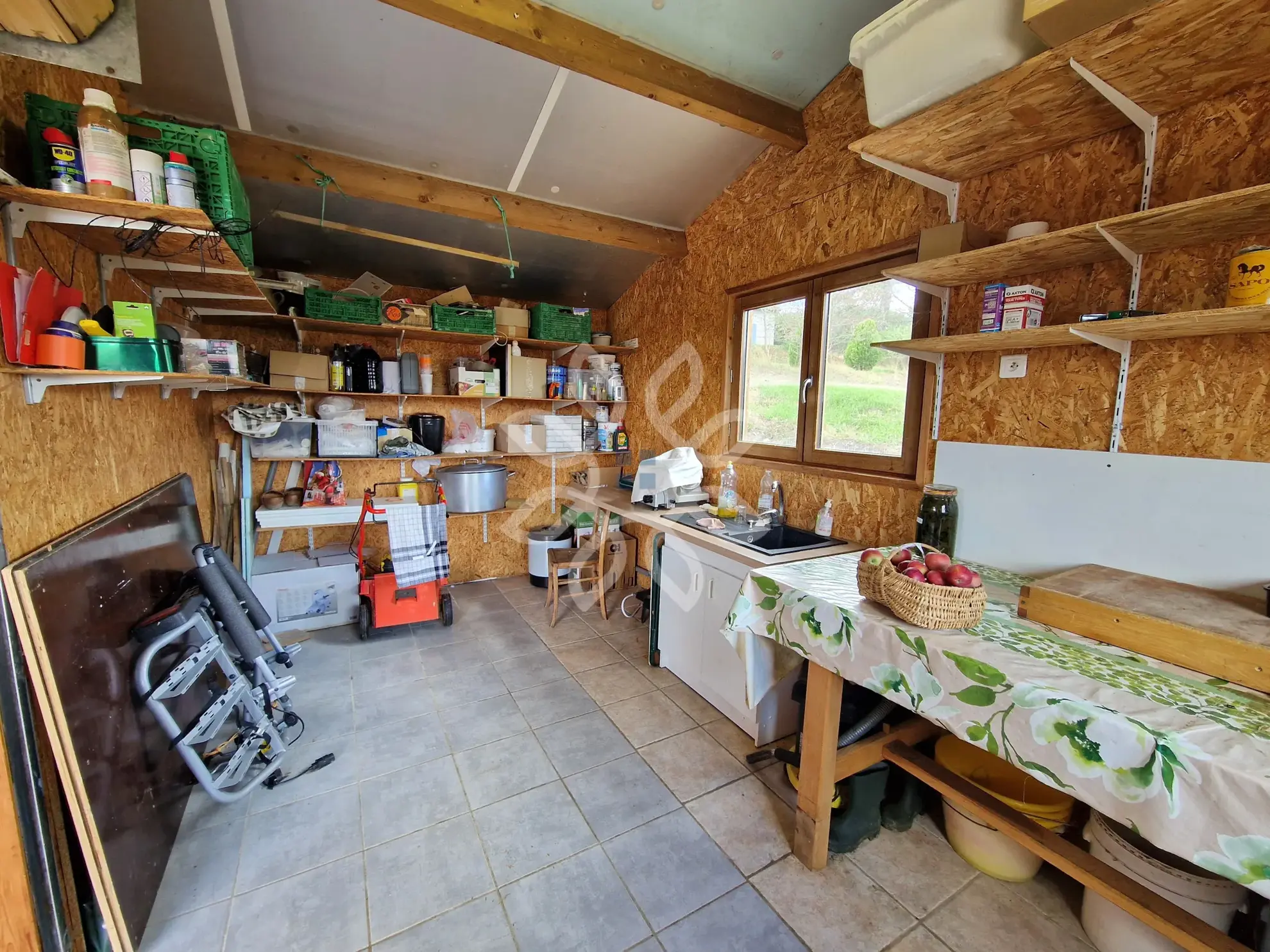 Maison de plain-pied avec vue dégagée à Vieille-Brioude, terrain arboré 