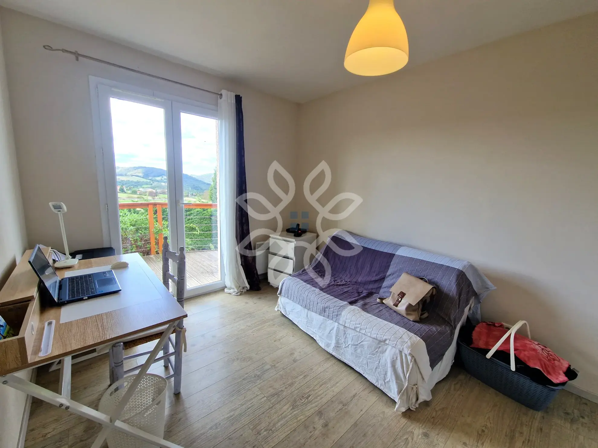 Maison de plain-pied avec vue dégagée à Vieille-Brioude, terrain arboré 