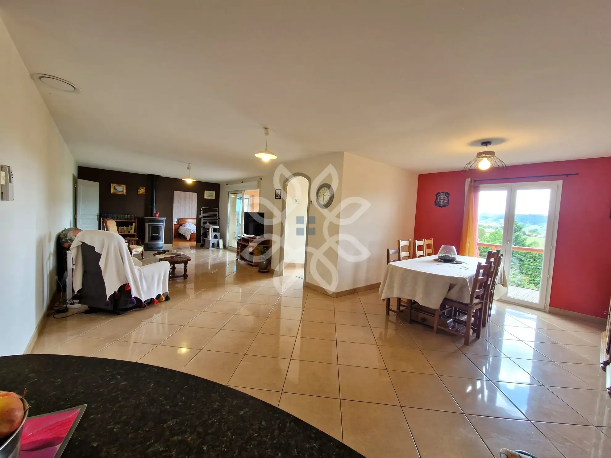 Maison de plain-pied avec vue dégagée à Vieille-Brioude, terrain arboré 