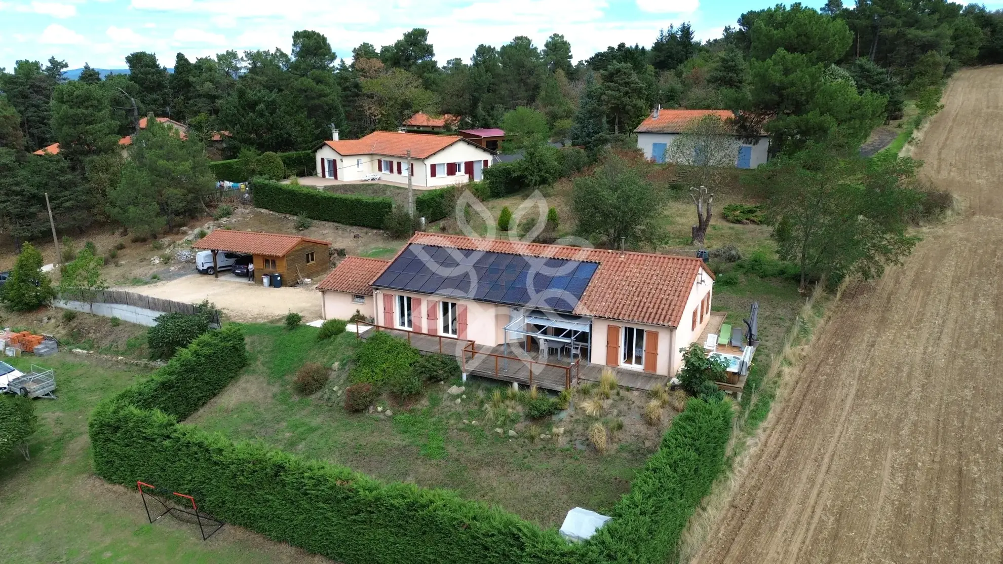 Maison de plain-pied avec vue dégagée à Vieille-Brioude, terrain arboré 