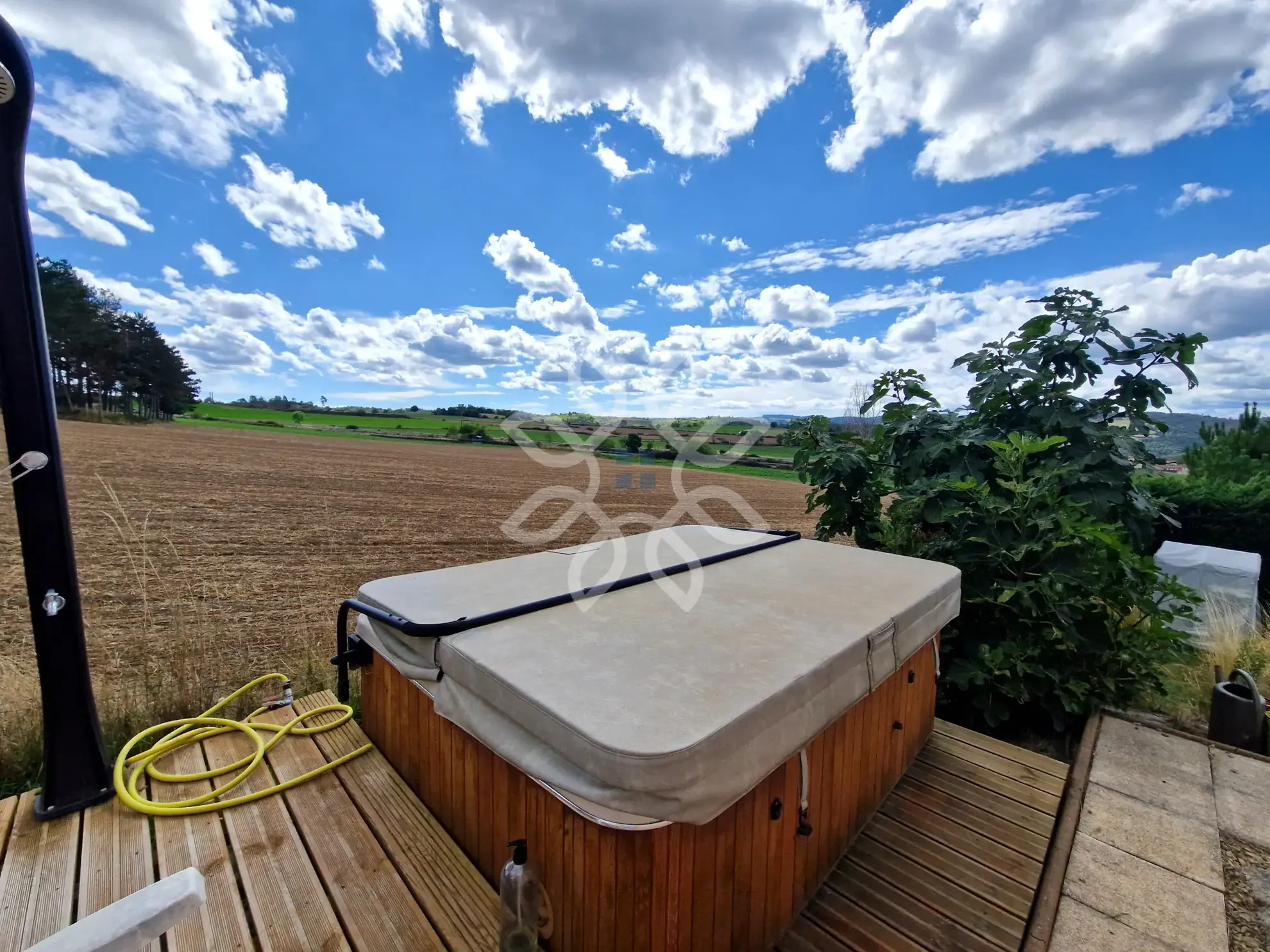 Maison de plain-pied avec vue dégagée à Vieille-Brioude, terrain arboré 