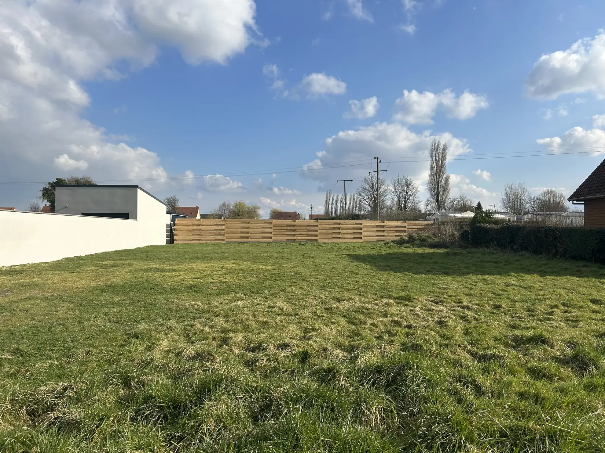 Terrain constructible de 3 917 m² dans un village paisible en Somme