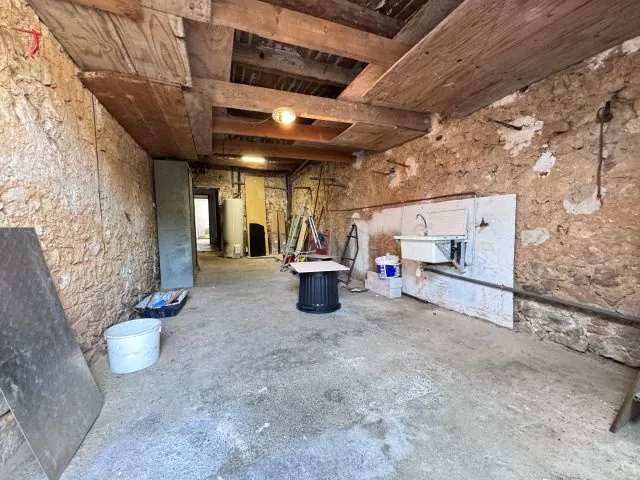 Maison T7 avec cour, cave et garage à Peyrolles en Provence - Investissement immobilier 
