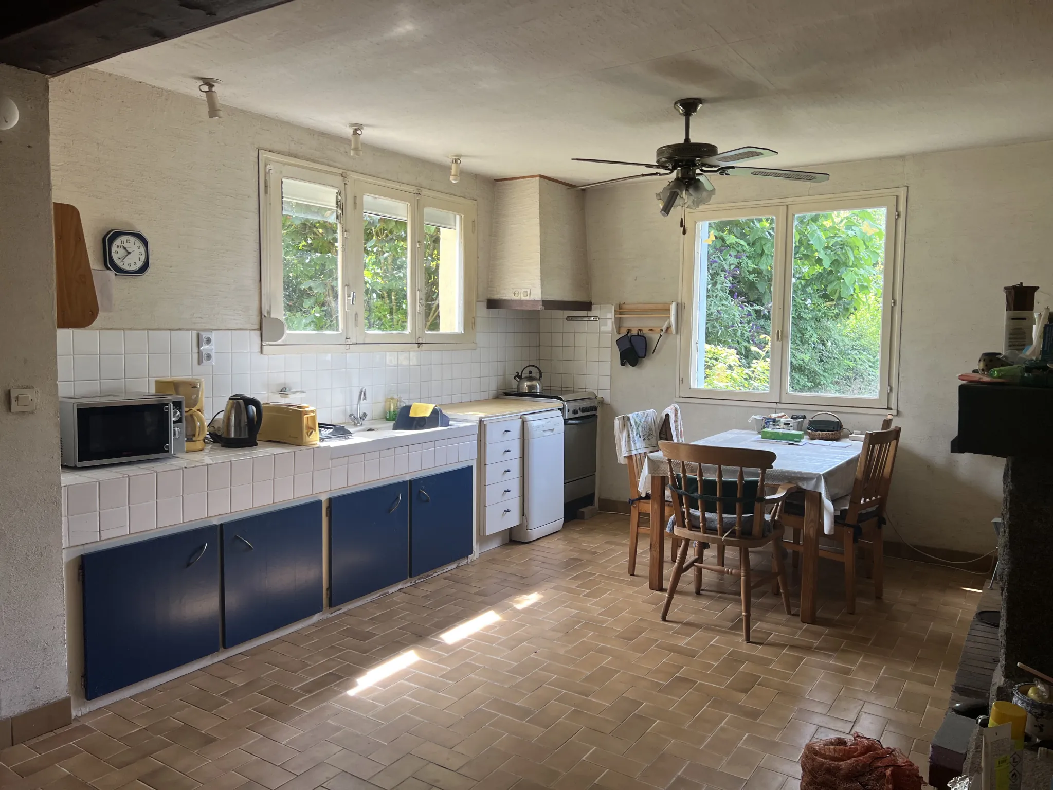 Maison à rénover avec 4 chambres au calme à Saint Laurent de la Salle 