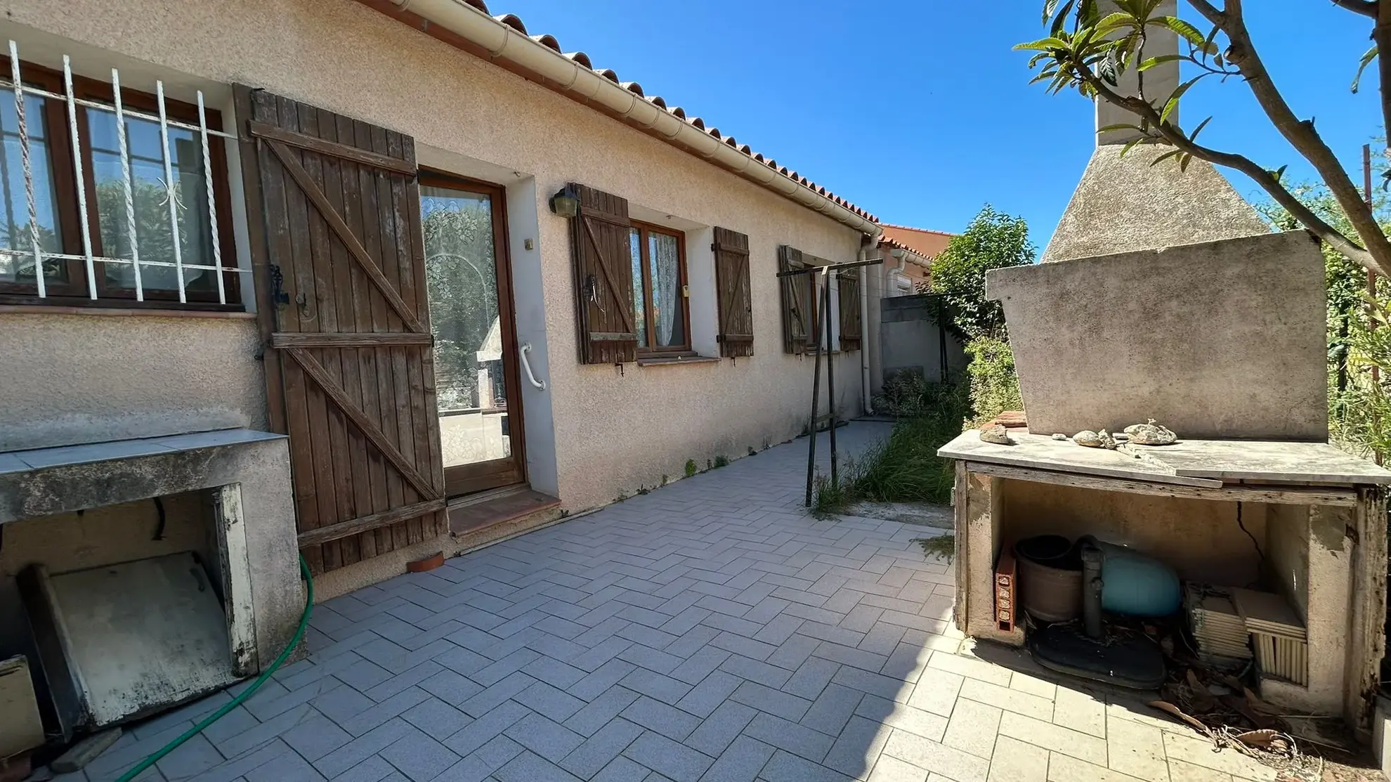 Belle maison 2 faces de 145 m² avec jardin et garage au Soler