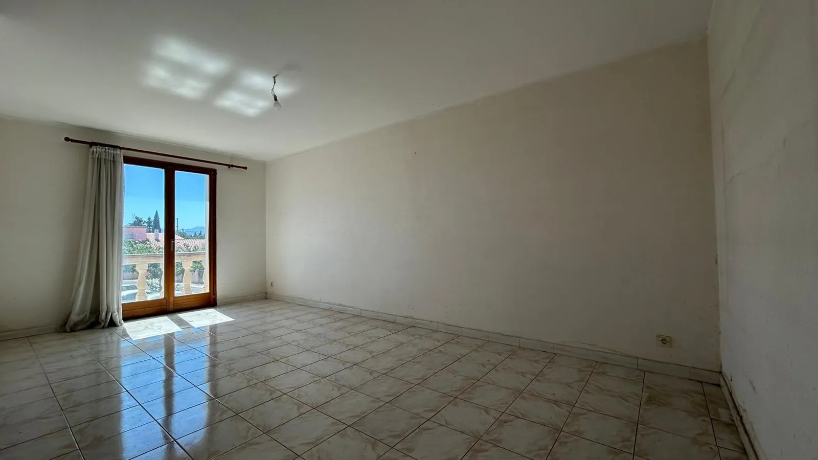 Belle maison 2 faces de 145 m² avec jardin et garage au Soler 