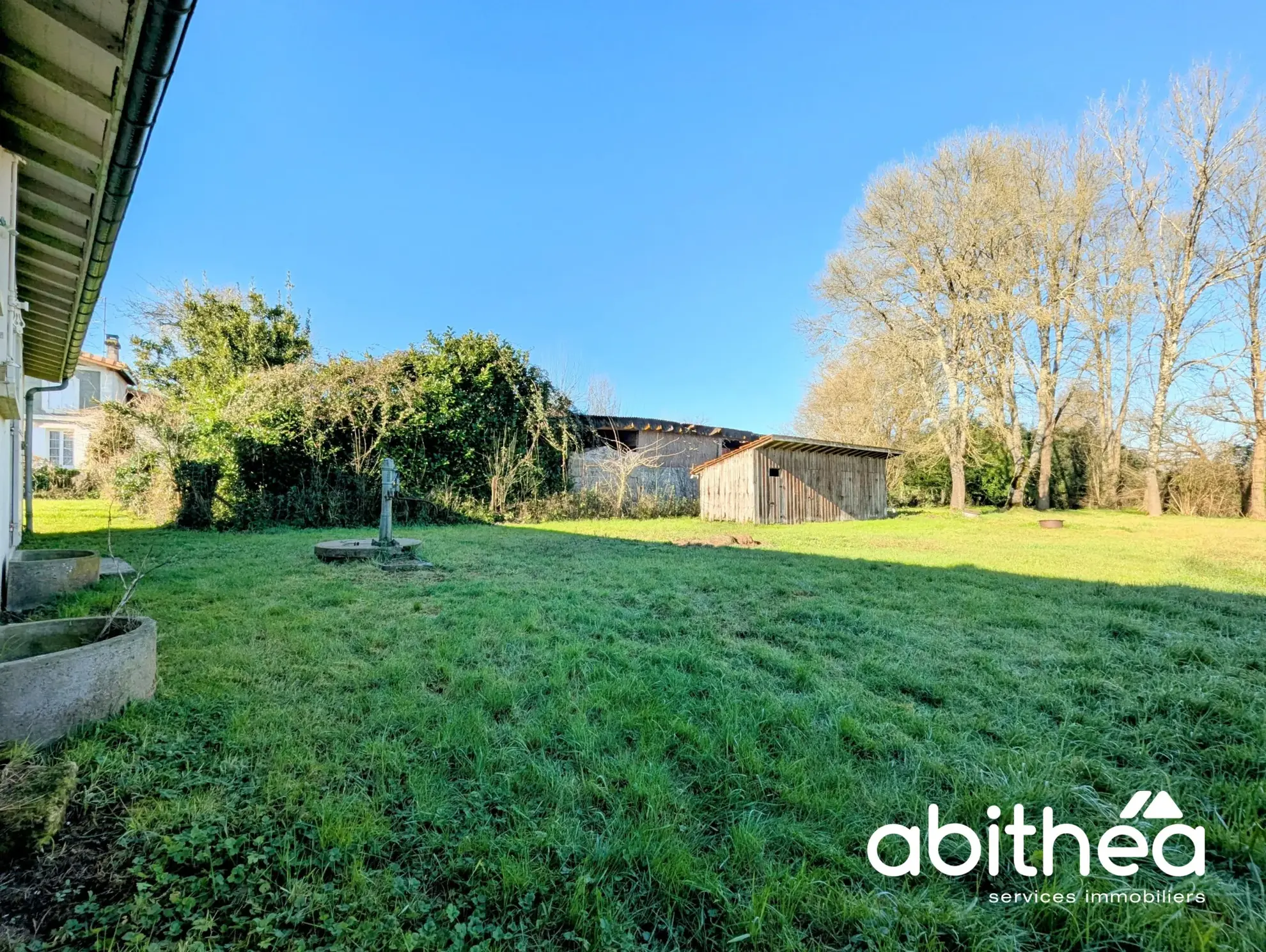 Maison en pierre de 110 m² à rénover à Galgon avec grand terrain 