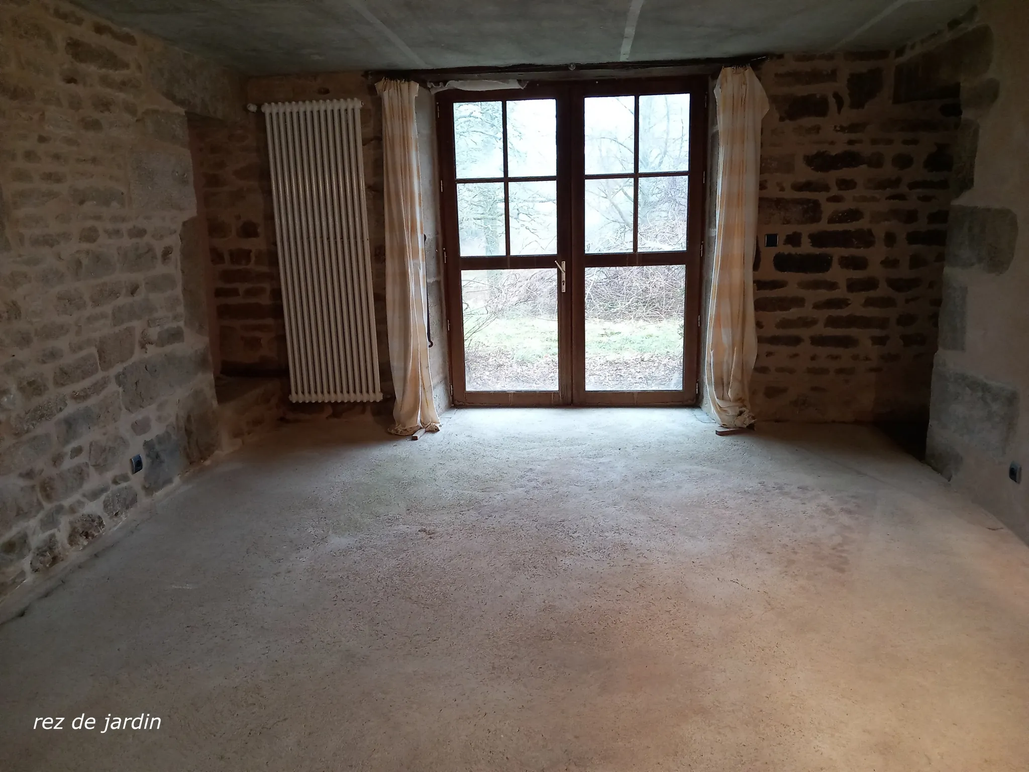 Fermette indépendante à Saint Pierre Bellevue – Maison de campagne à rénover avec grand terrain 