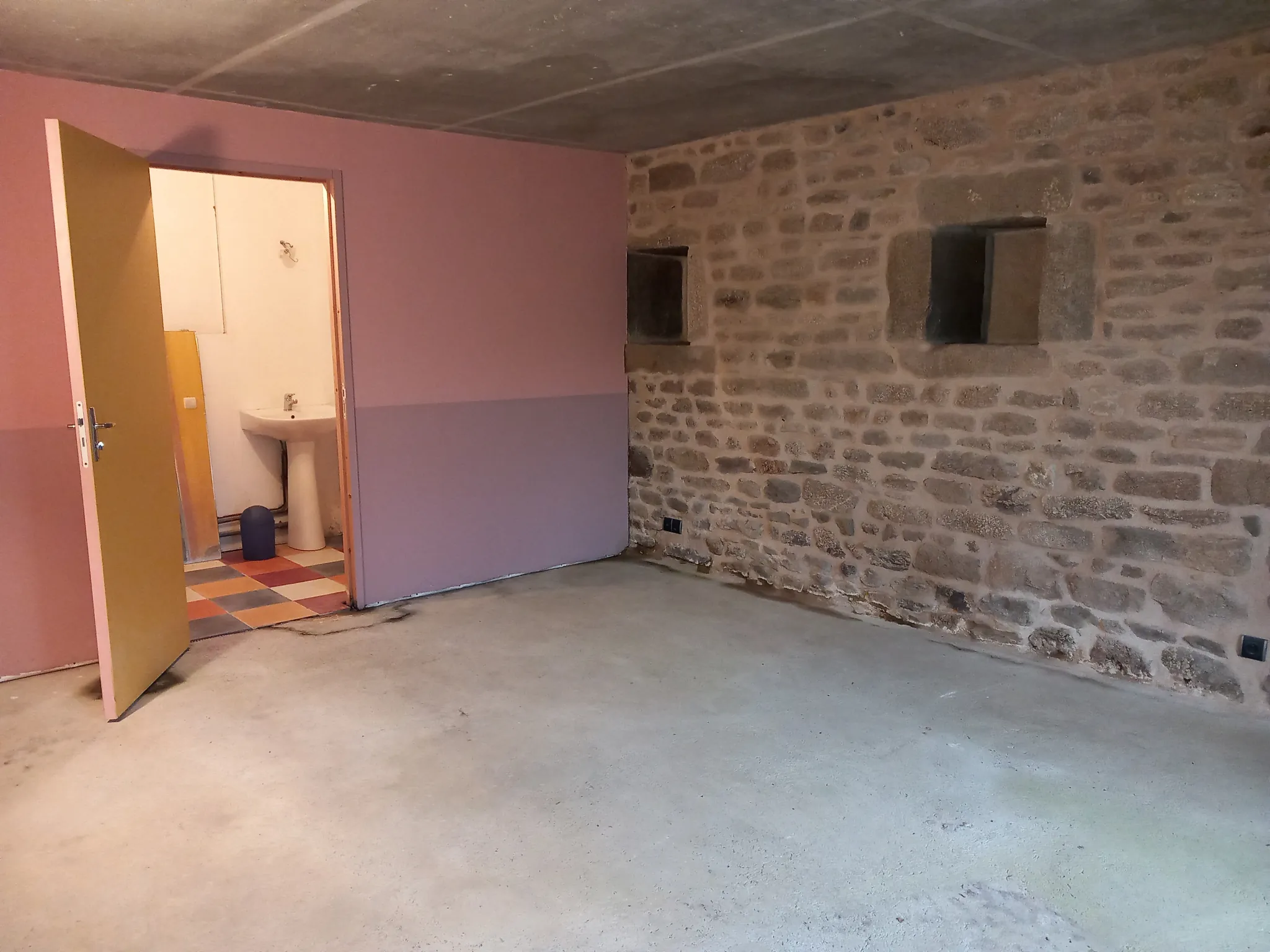 Fermette indépendante à Saint Pierre Bellevue – Maison de campagne à rénover avec grand terrain 