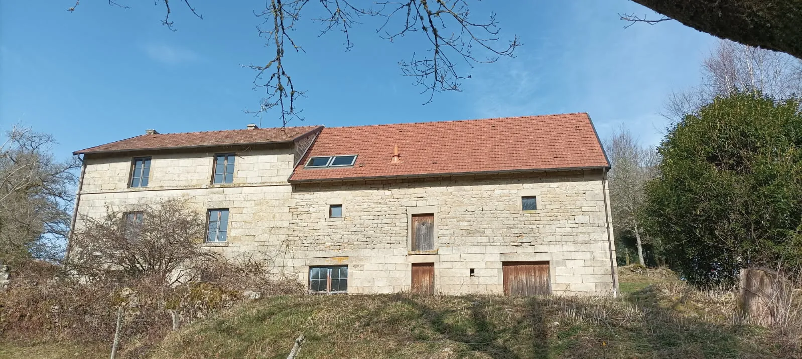 Fermette indépendante à Saint Pierre Bellevue – Maison de campagne à rénover avec grand terrain 
