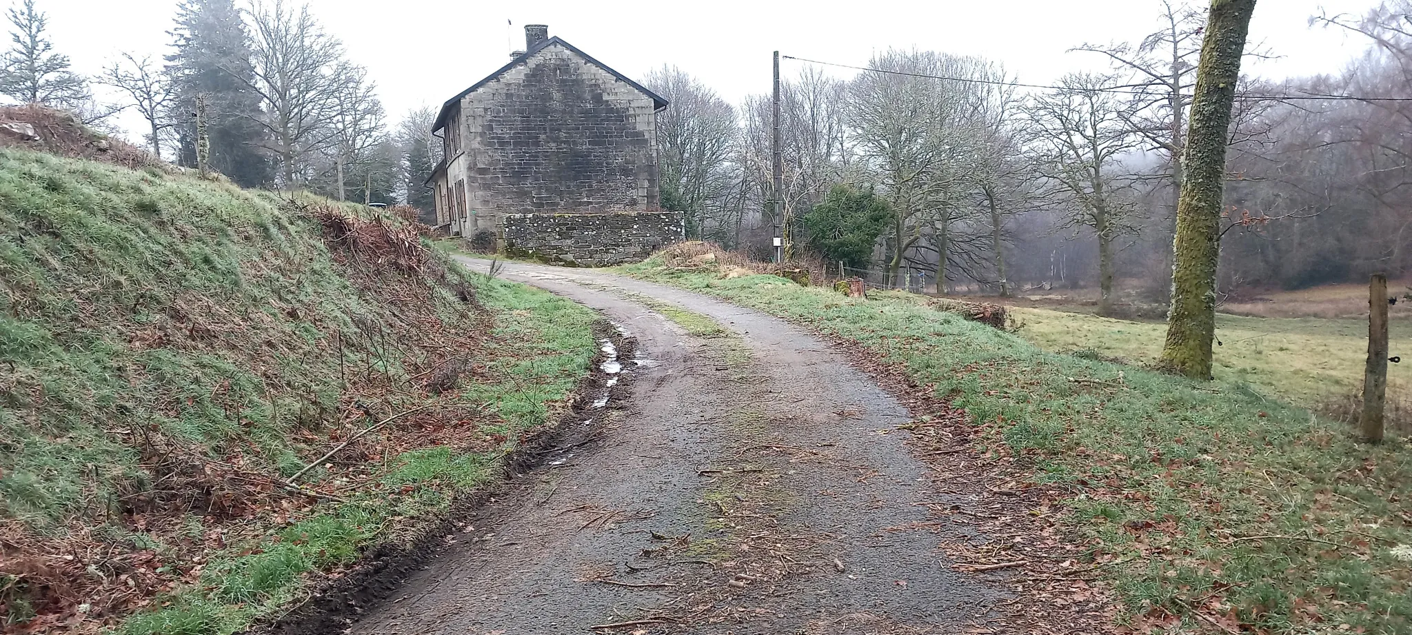 Fermette indépendante à Saint Pierre Bellevue – Maison de campagne à rénover avec grand terrain 