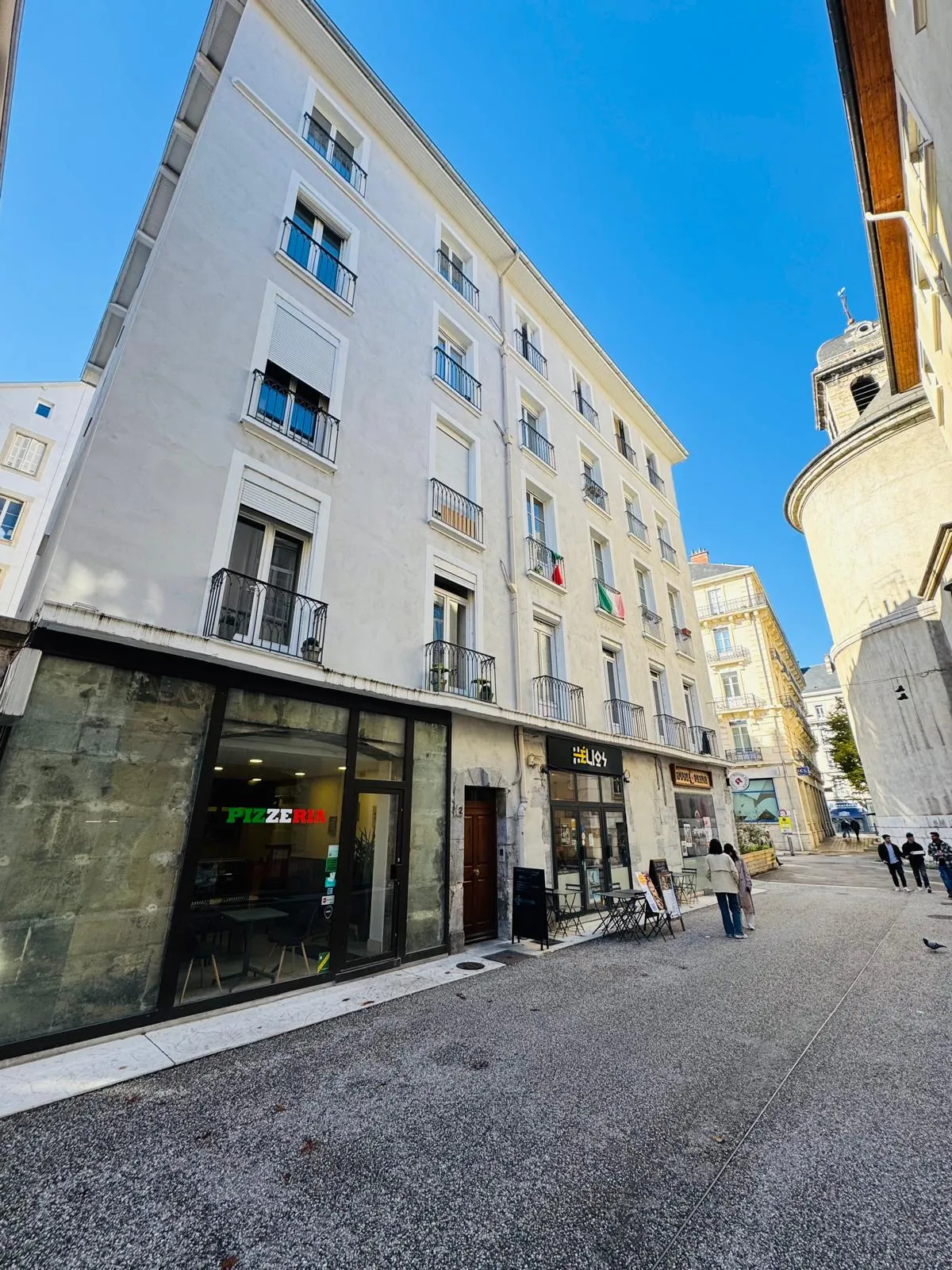 Mur commercial rénové à Grenoble centre, investissement idéal, 72 m²