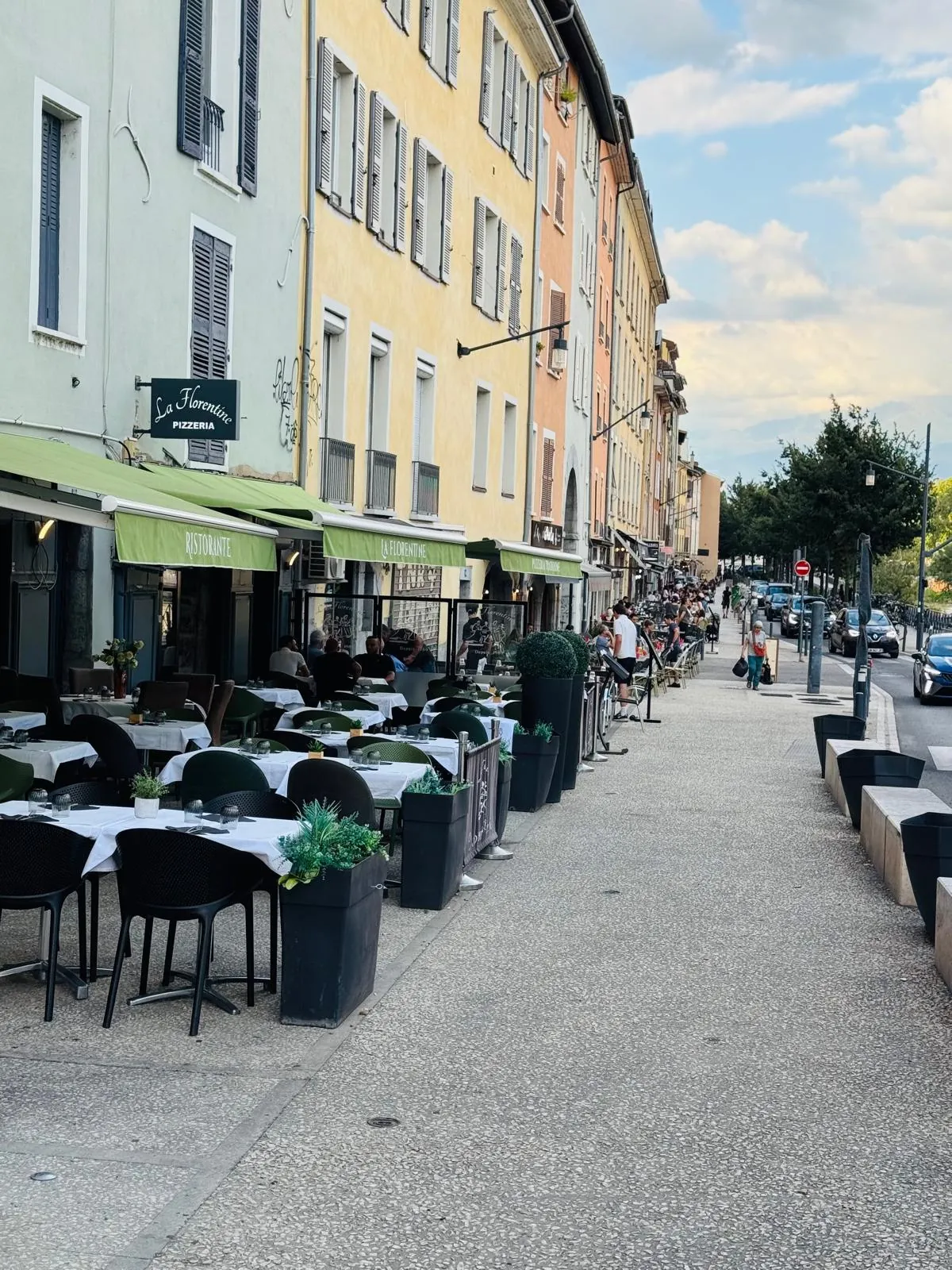 Vente murs commerciaux de restaurant à Grenoble avec grande terrasse et vue exceptionnelle 