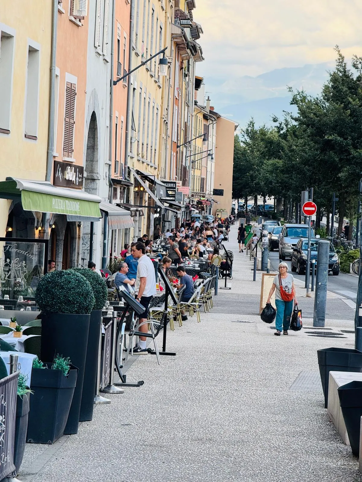 Vente murs commerciaux de restaurant à Grenoble avec grande terrasse et vue exceptionnelle 