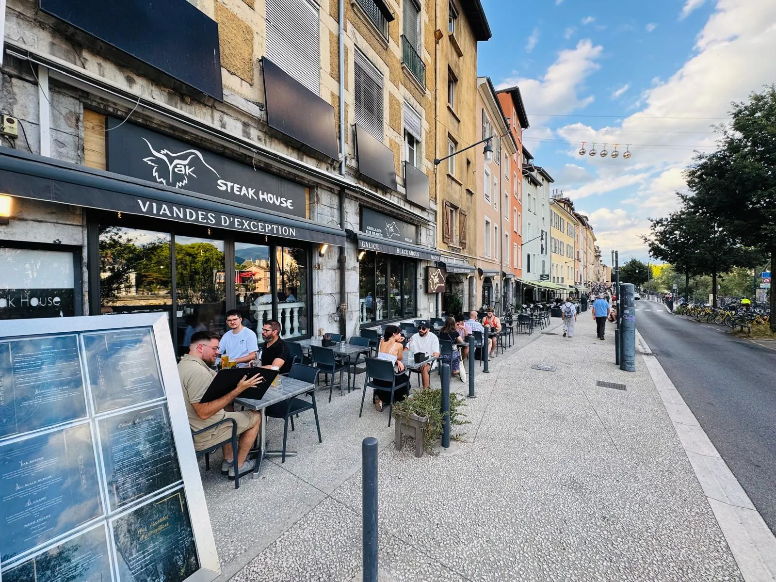 Vente murs commerciaux de restaurant à Grenoble avec grande terrasse et vue exceptionnelle 