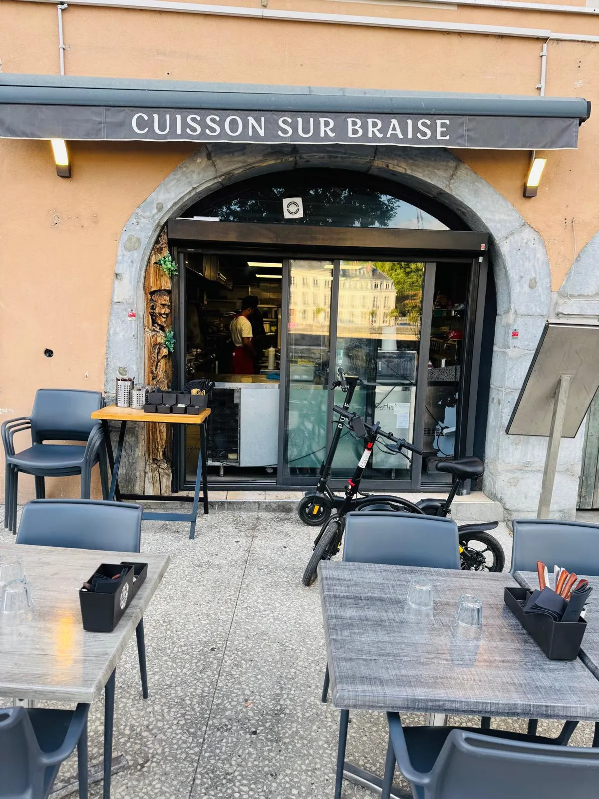 Vente murs commerciaux de restaurant à Grenoble avec grande terrasse et vue exceptionnelle 