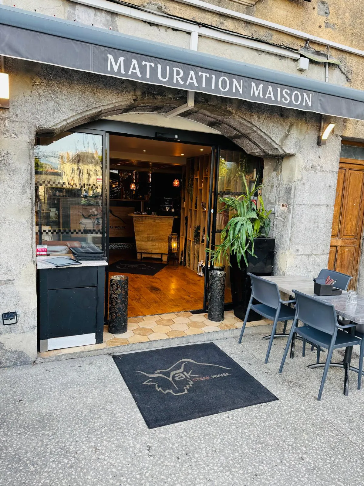 Vente murs commerciaux de restaurant à Grenoble avec grande terrasse et vue exceptionnelle 