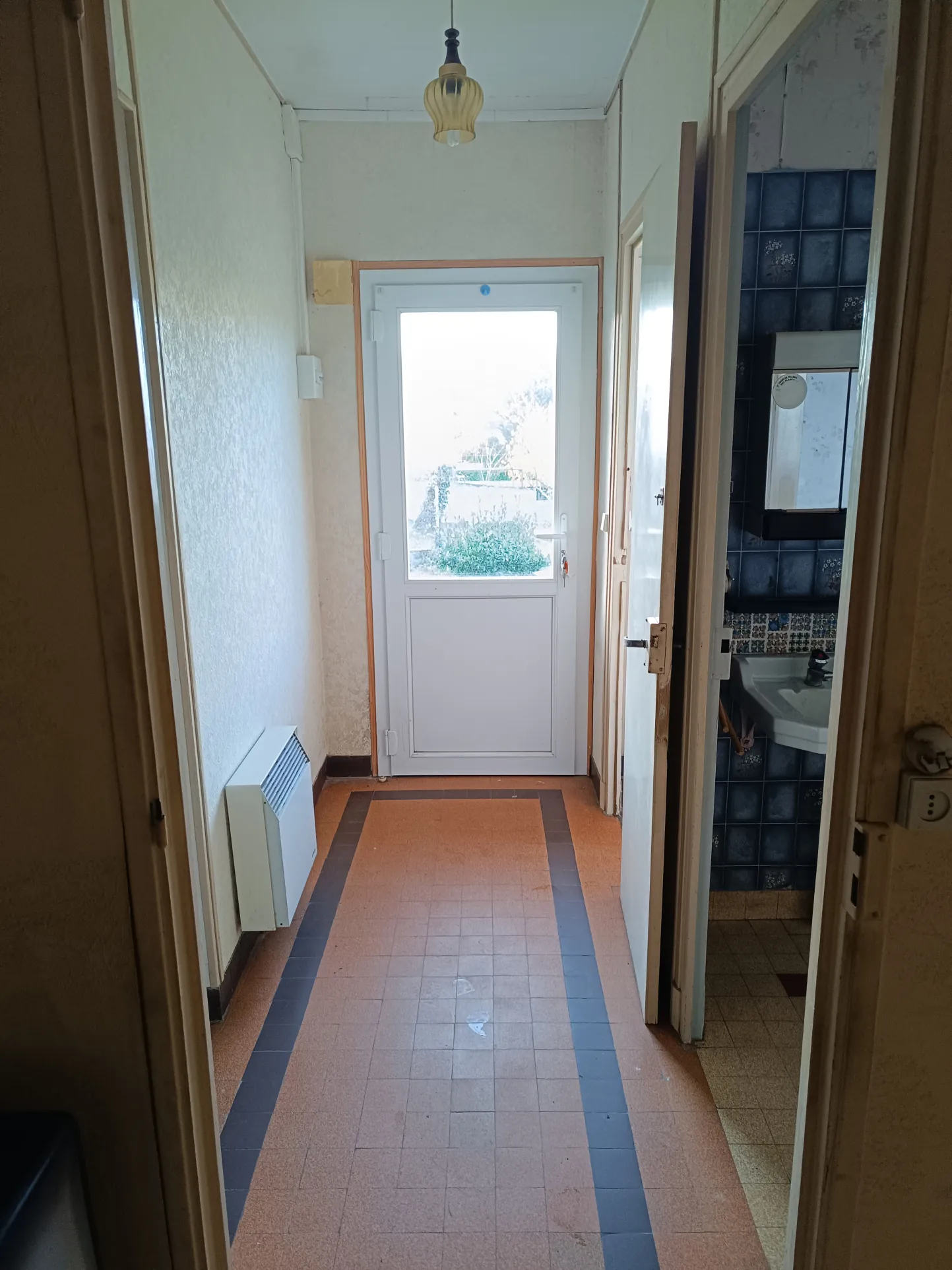 Maison à rénover de 71m² à Vierzon – Opportunité d'investissement avec garage et jardin 