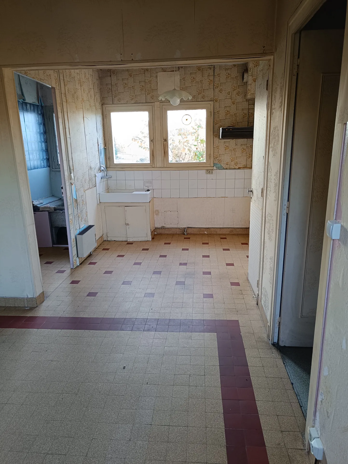 Maison à rénover de 71m² à Vierzon – Opportunité d'investissement avec garage et jardin 