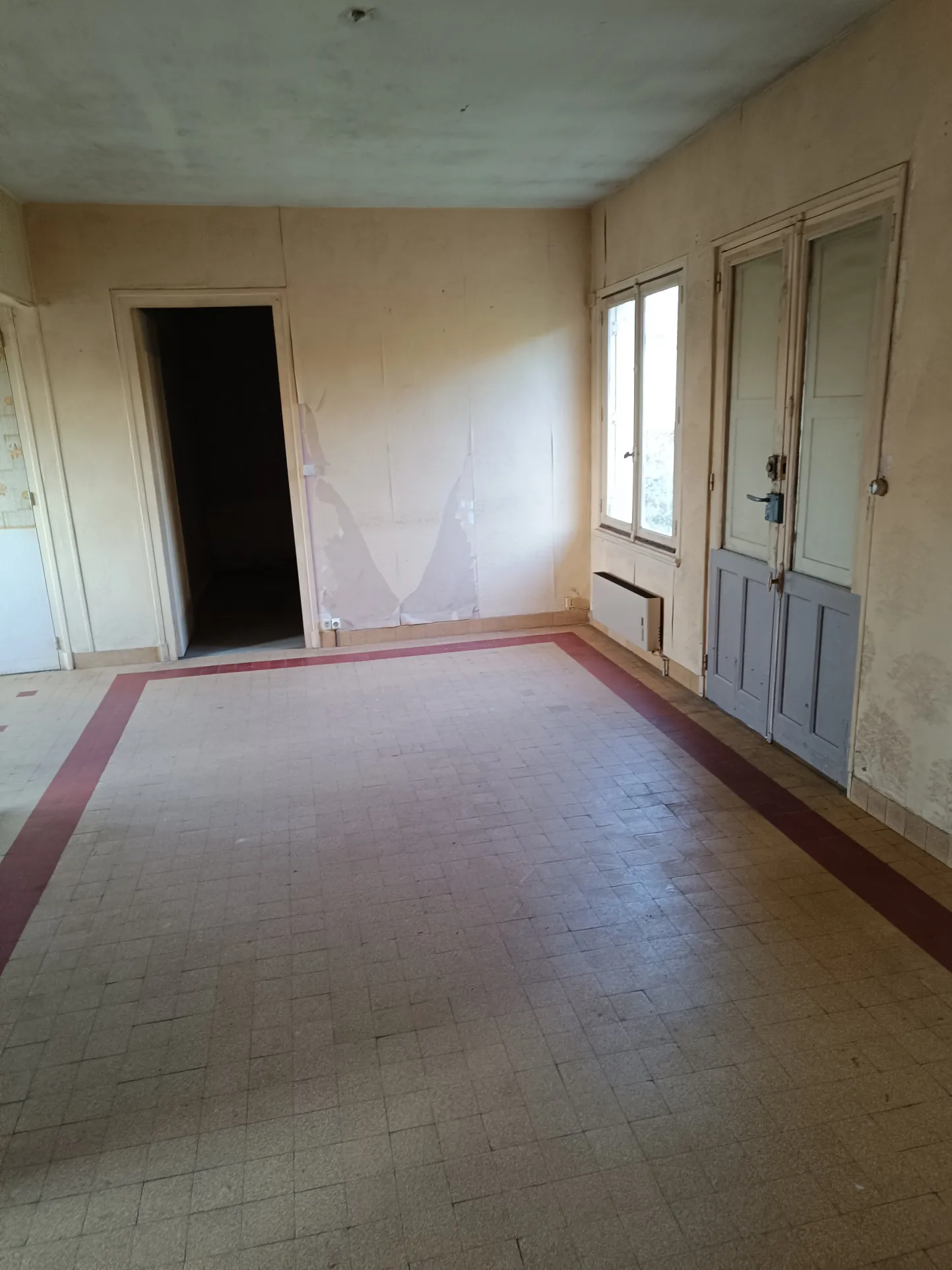 Maison à rénover de 71m² à Vierzon – Opportunité d'investissement avec garage et jardin 